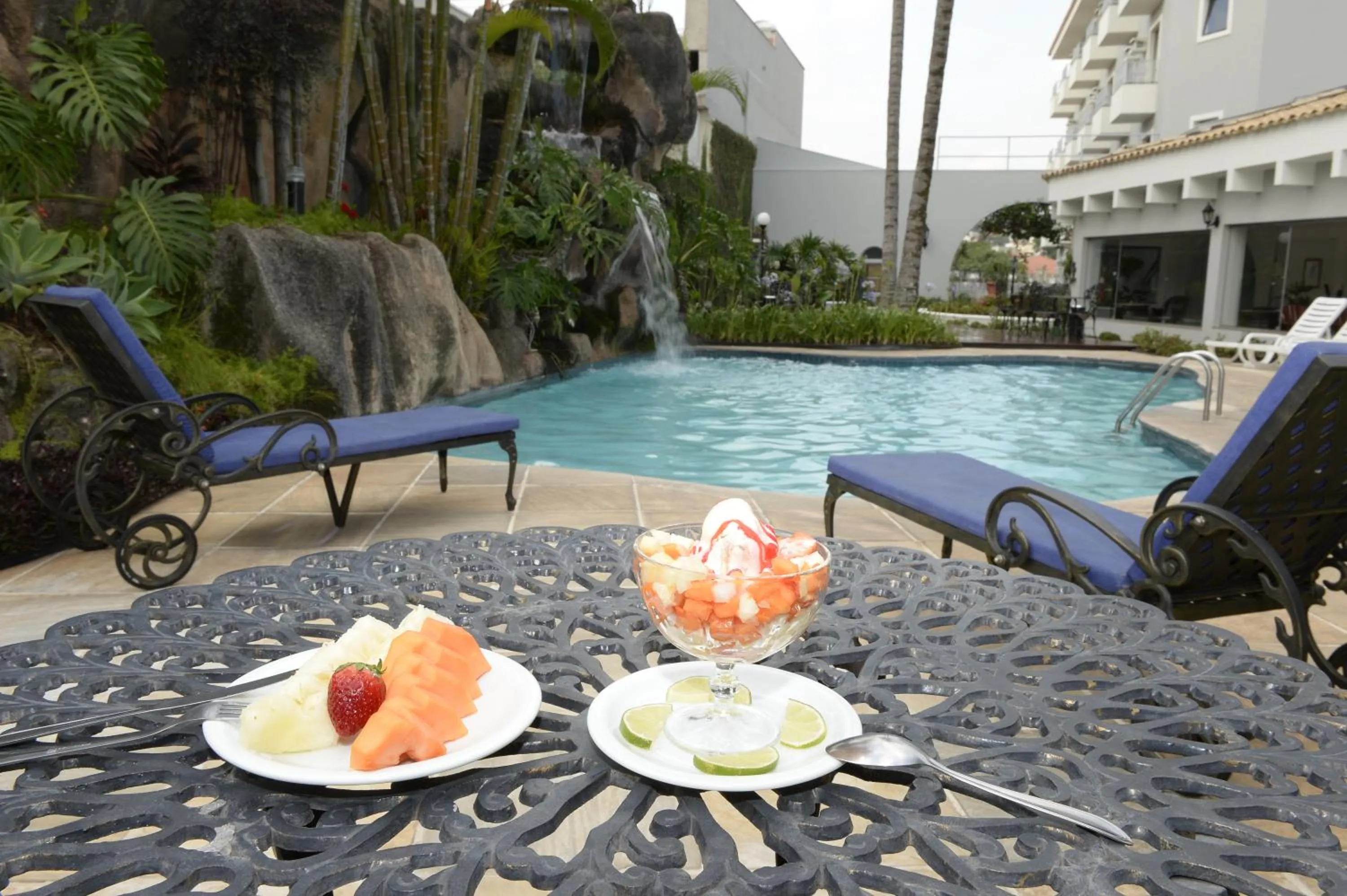 Swimming pool in Hotel Colonial Plaza