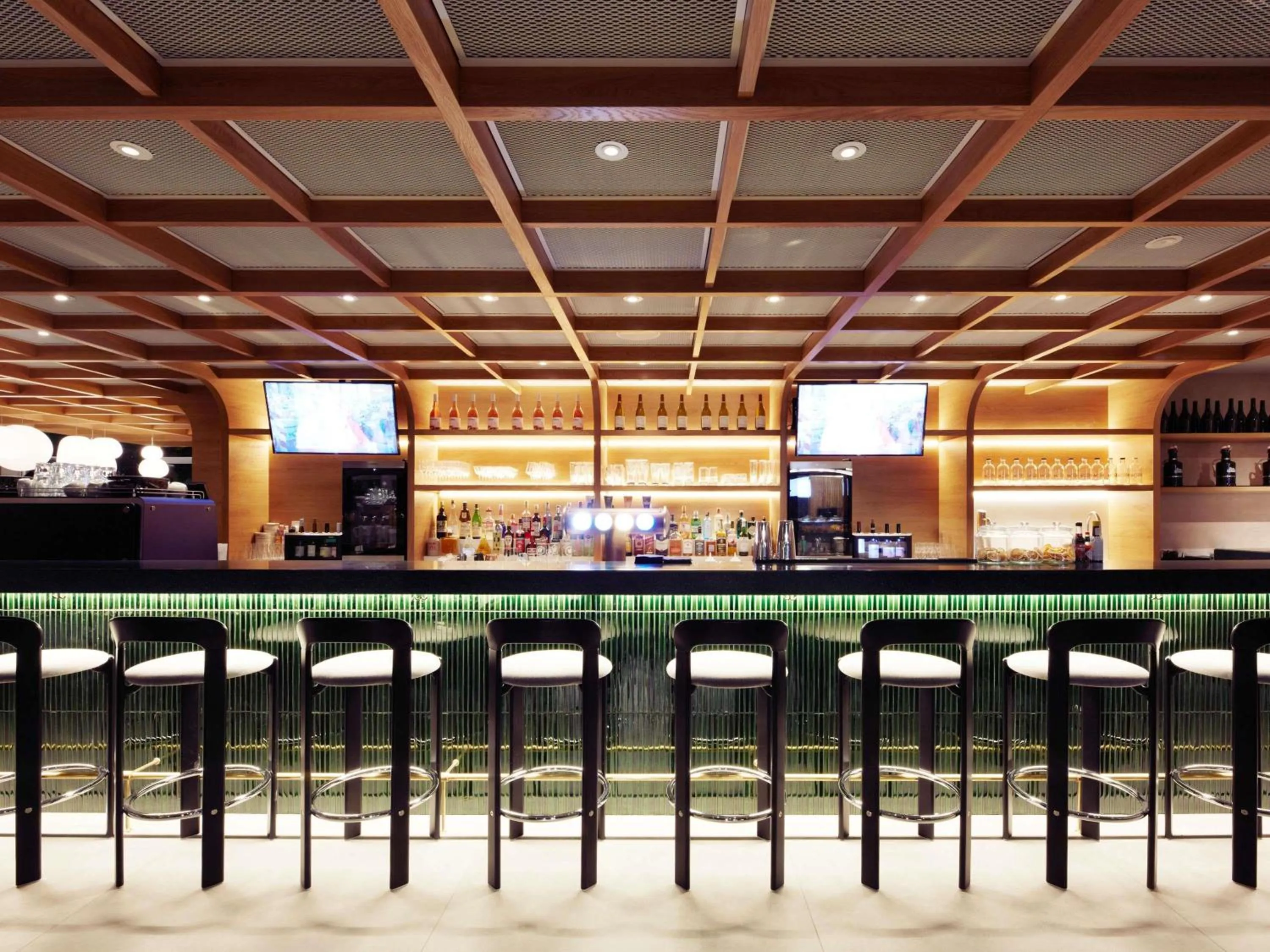 Lounge or bar in Novotel Zürich Airport Messe - newly renovated