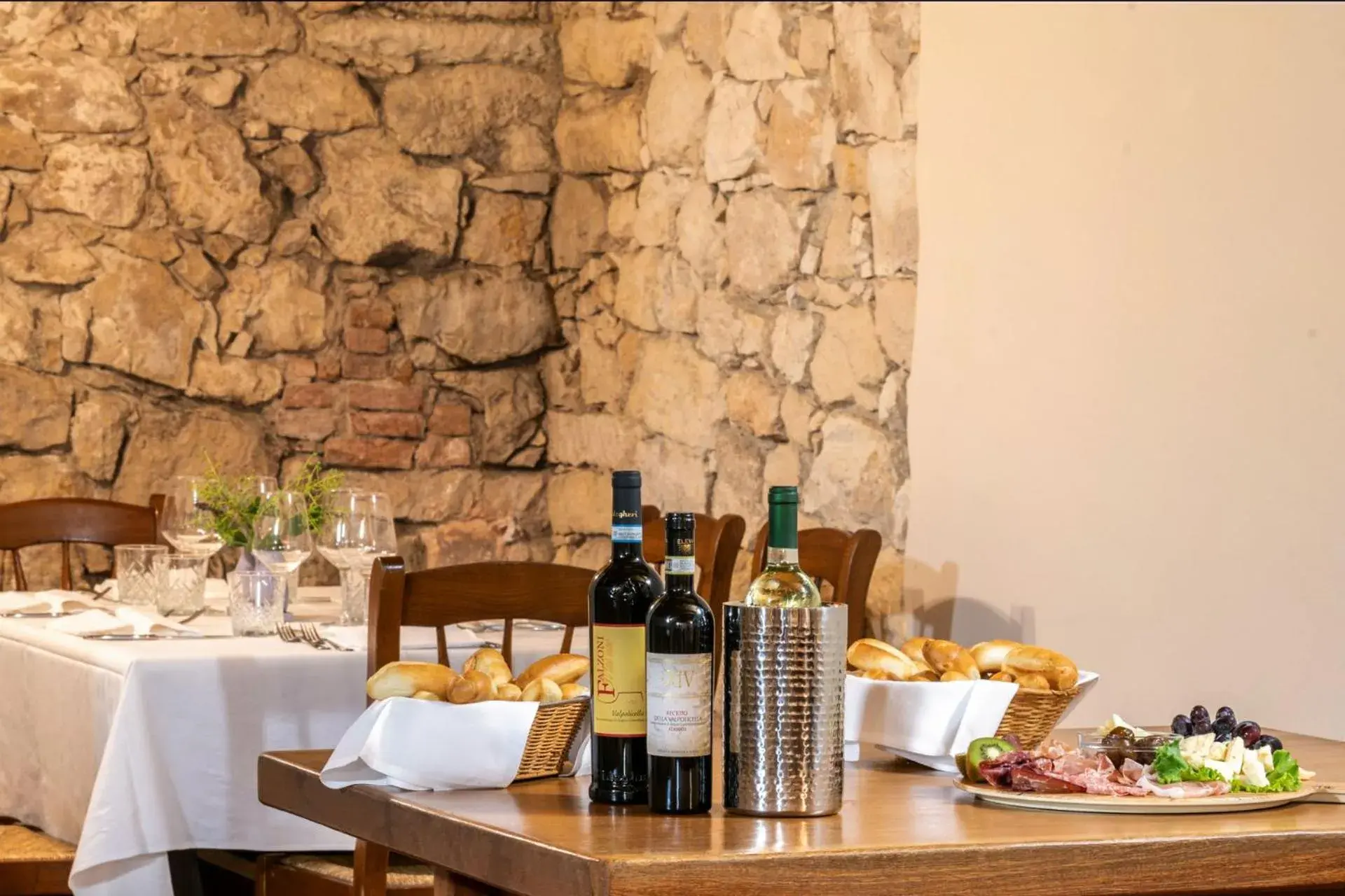 Restaurant/places to eat in Kona Hotel Verona by Kleos Group Collection Restaurant/places to eat in Kona Hotel Verona by Kleos Group Collection