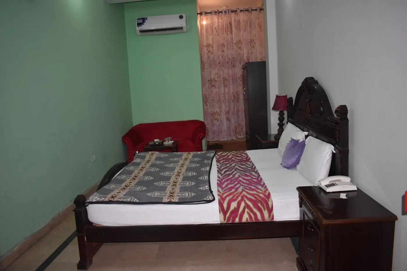 Bed in Hotel The Oriel Islamabad