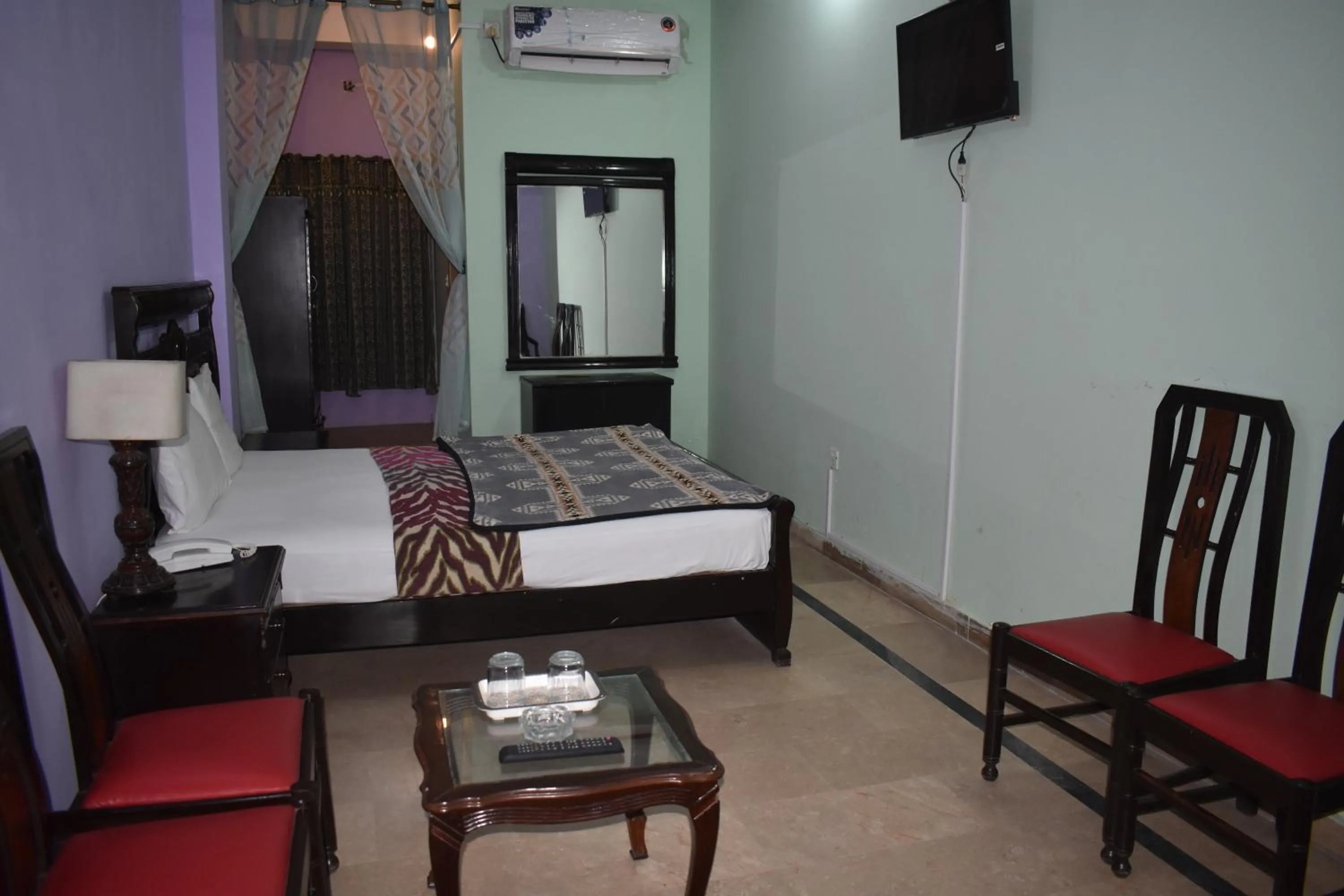 Bedroom, Bed in Hotel The Oriel Islamabad