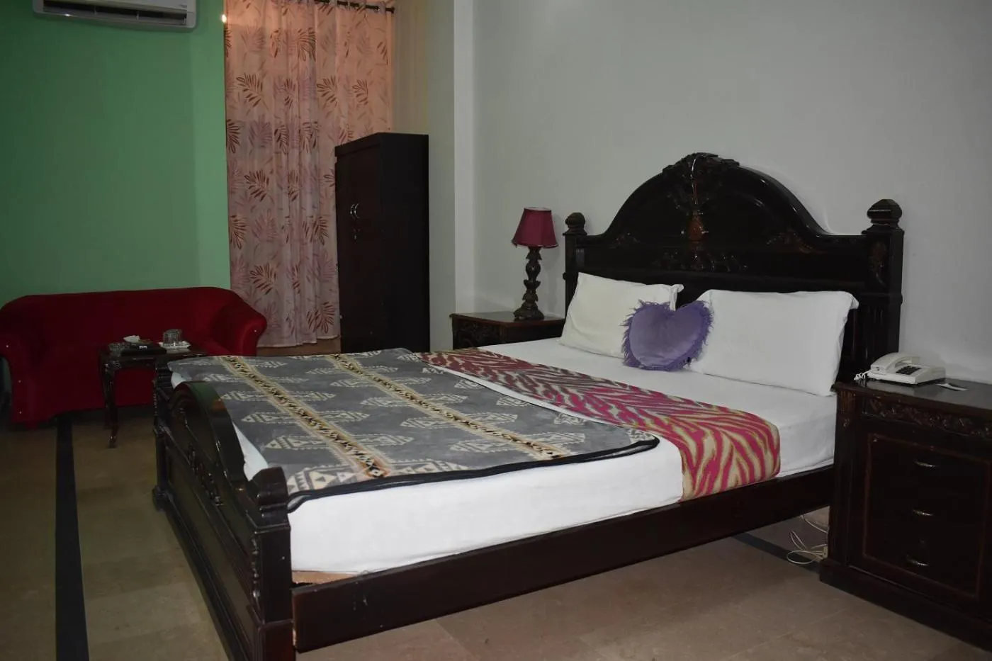 Bed in Hotel The Oriel Islamabad