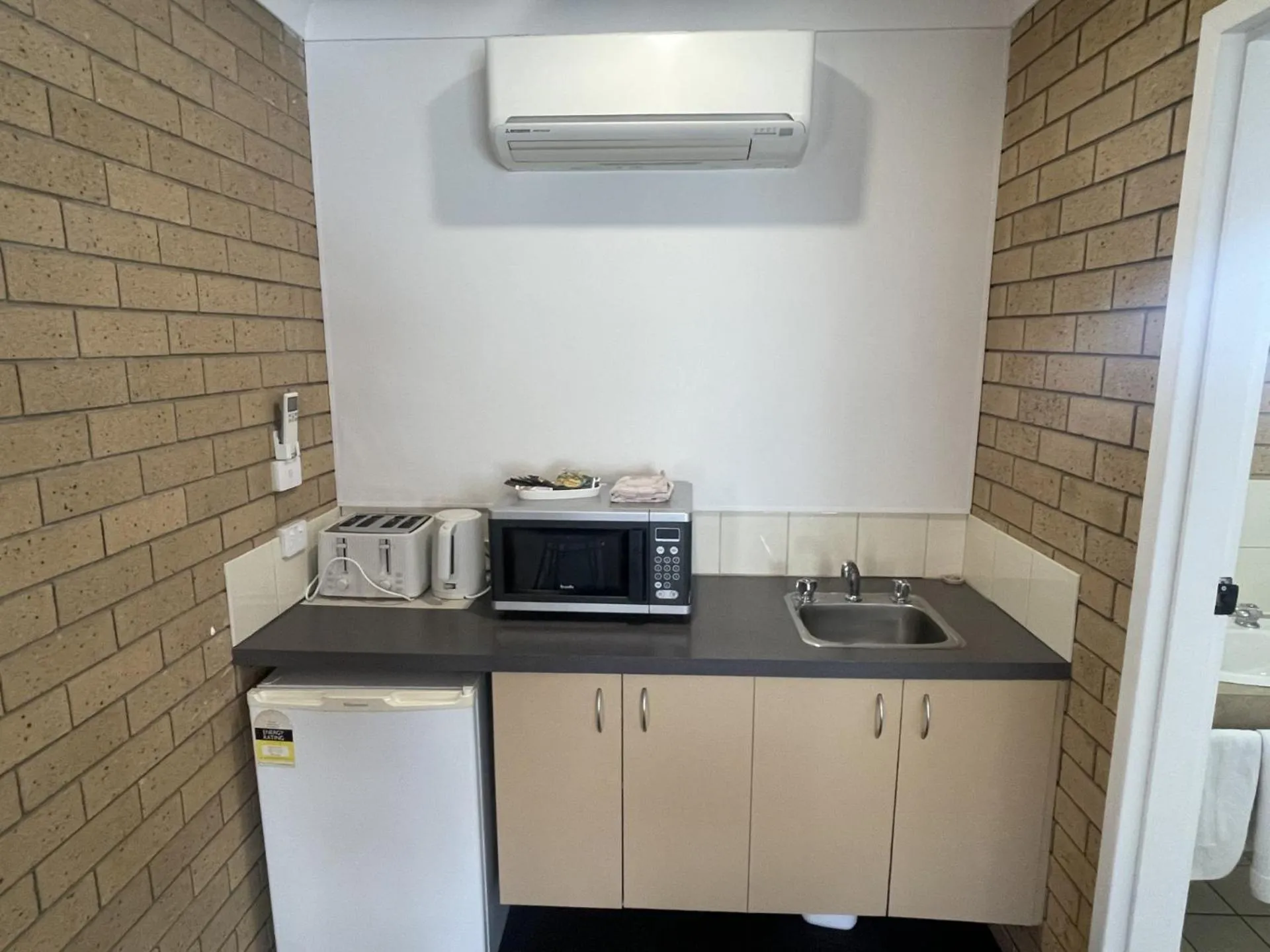 Kitchen or kitchenette in Albury Allawa Motor Inn