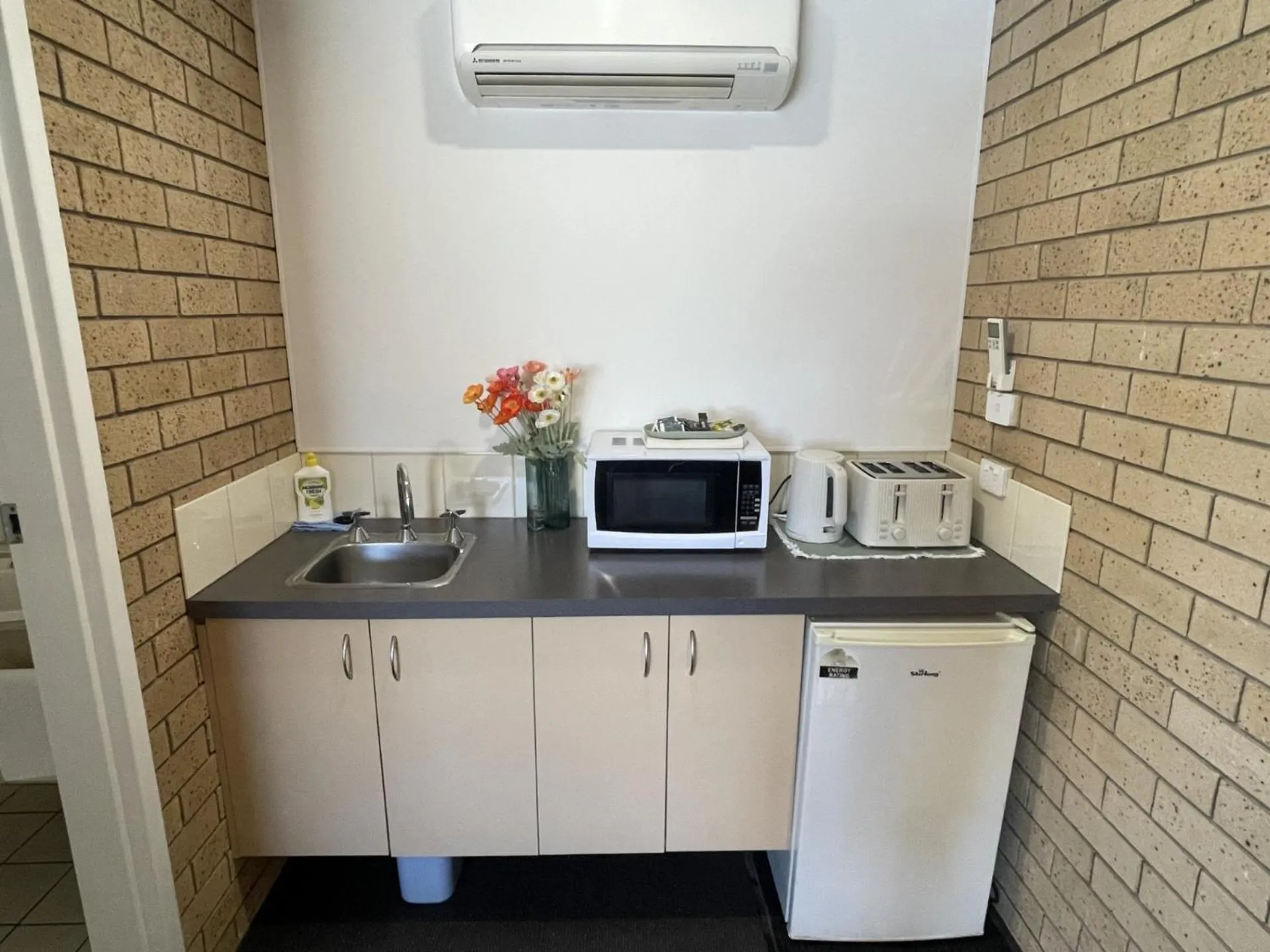 Kitchen or kitchenette in Albury Allawa Motor Inn
