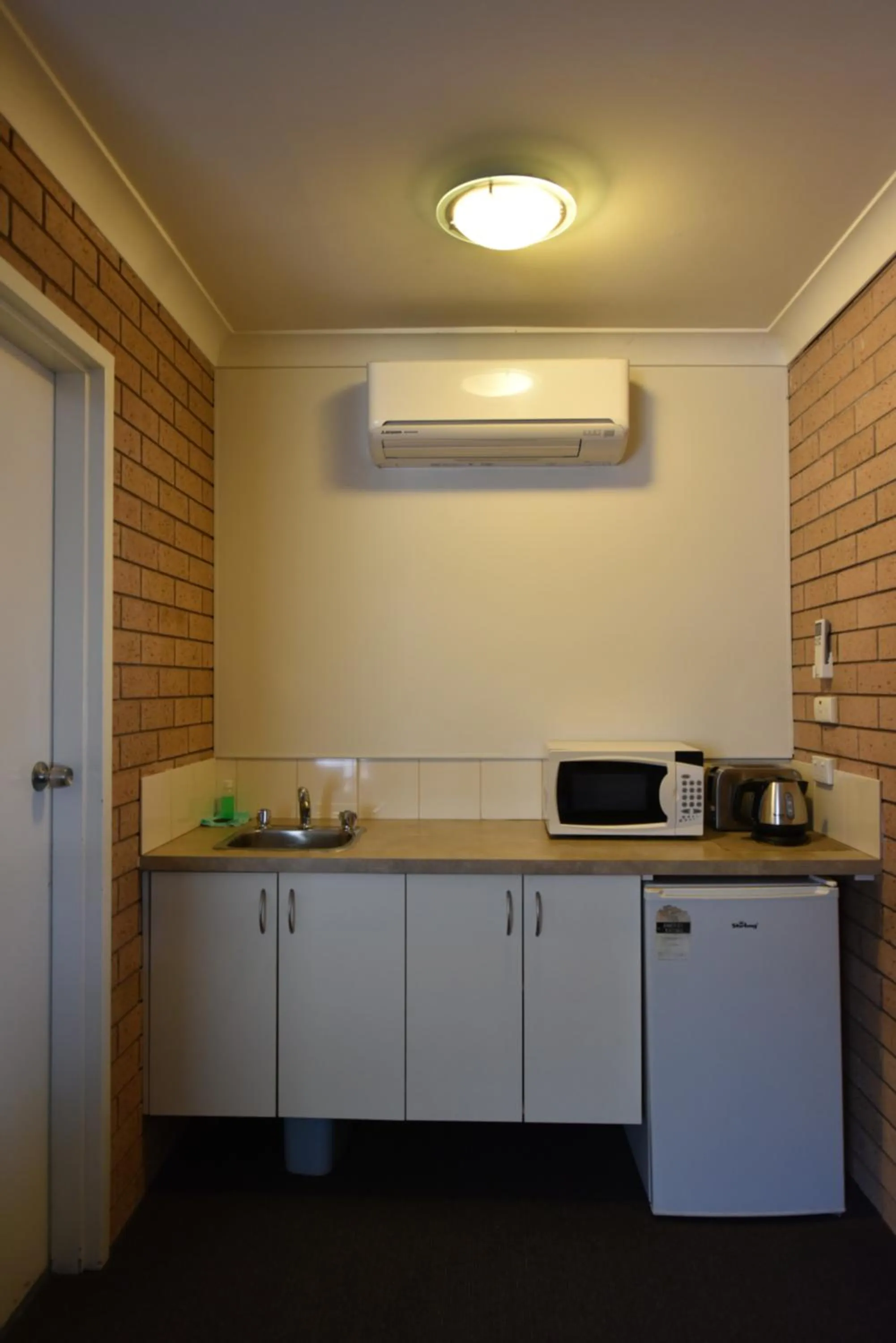 Kitchen or kitchenette in Albury Allawa Motor Inn