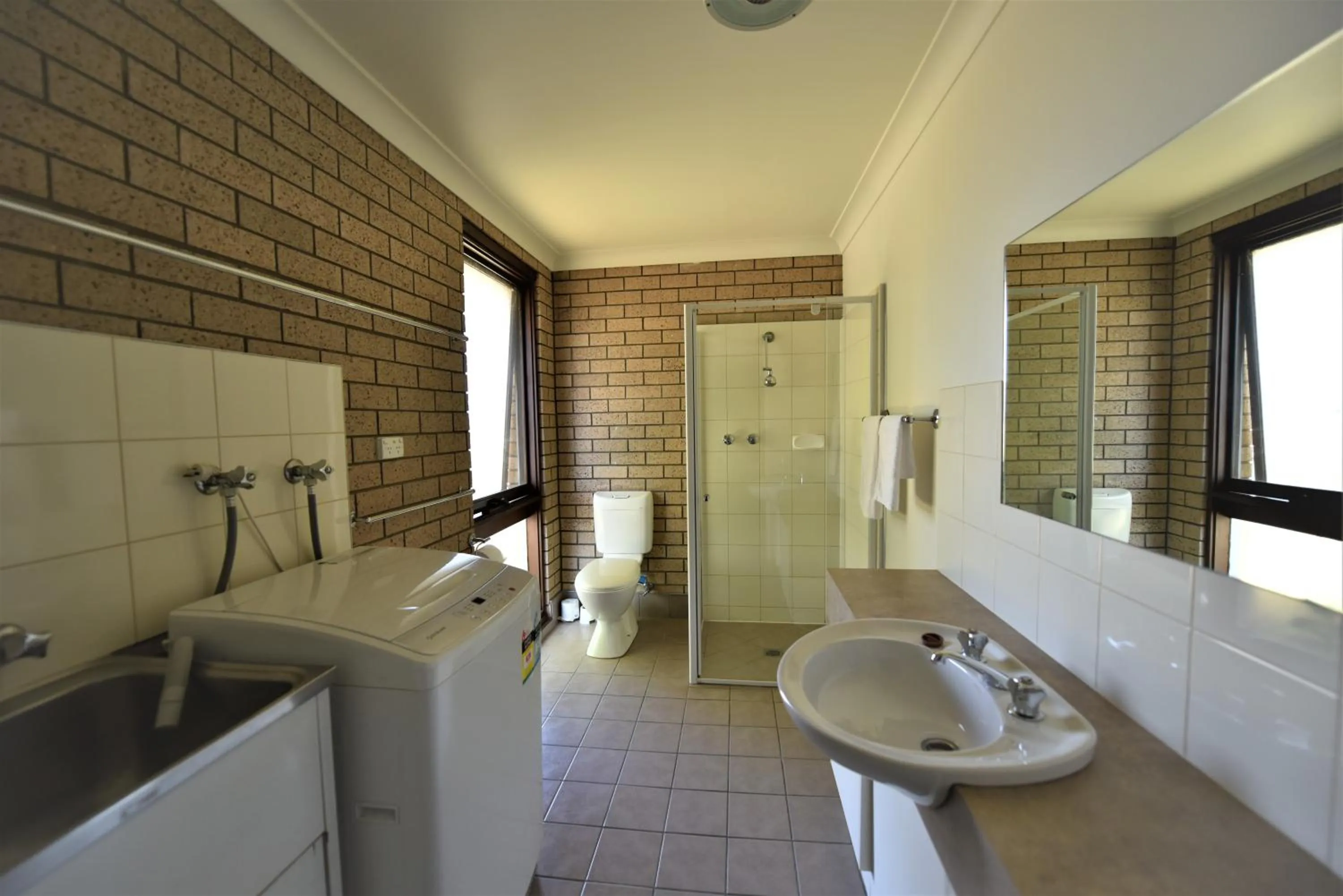 Bathroom in Albury Allawa Motor Inn