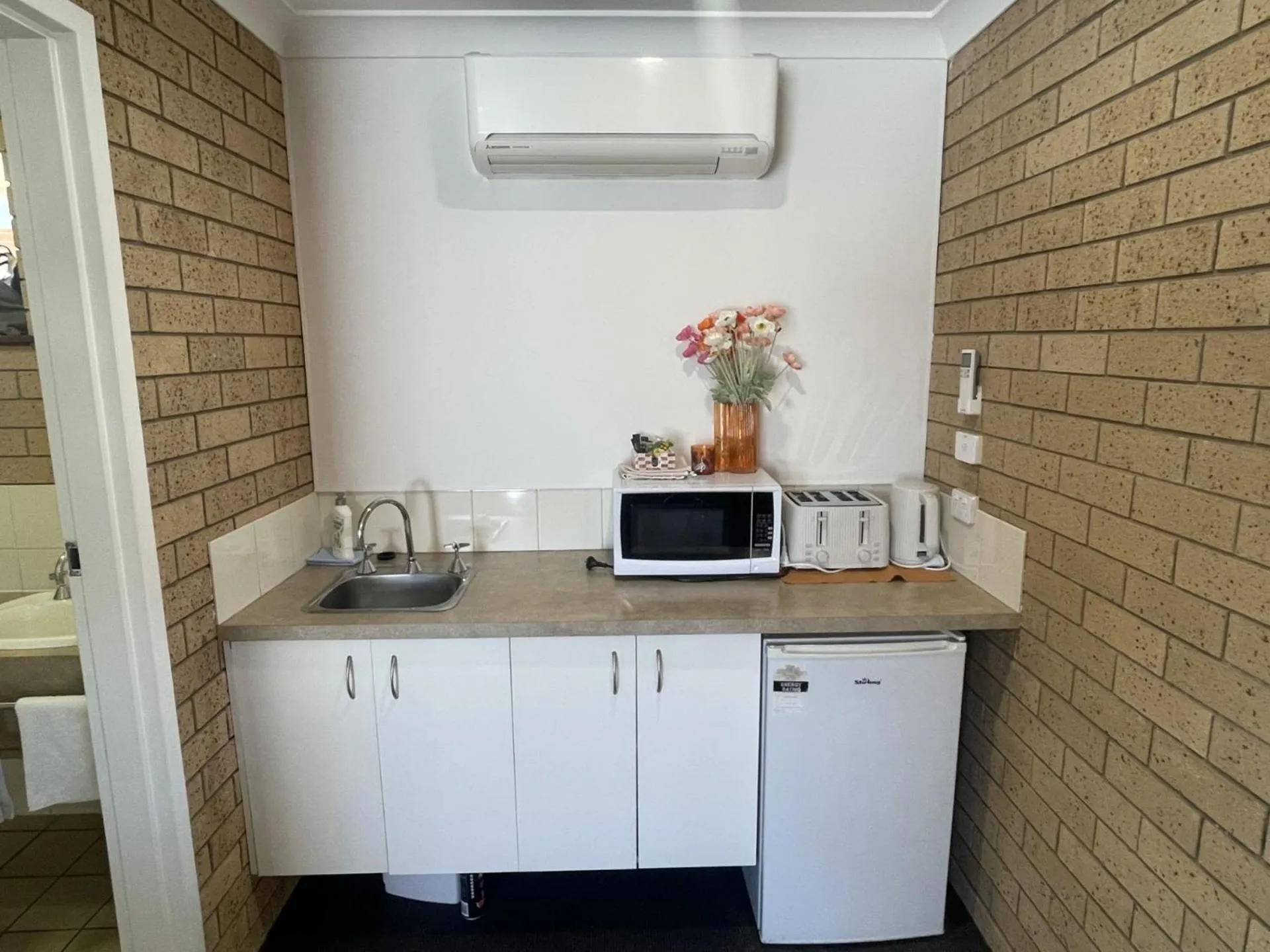 Kitchen or kitchenette in Albury Allawa Motor Inn