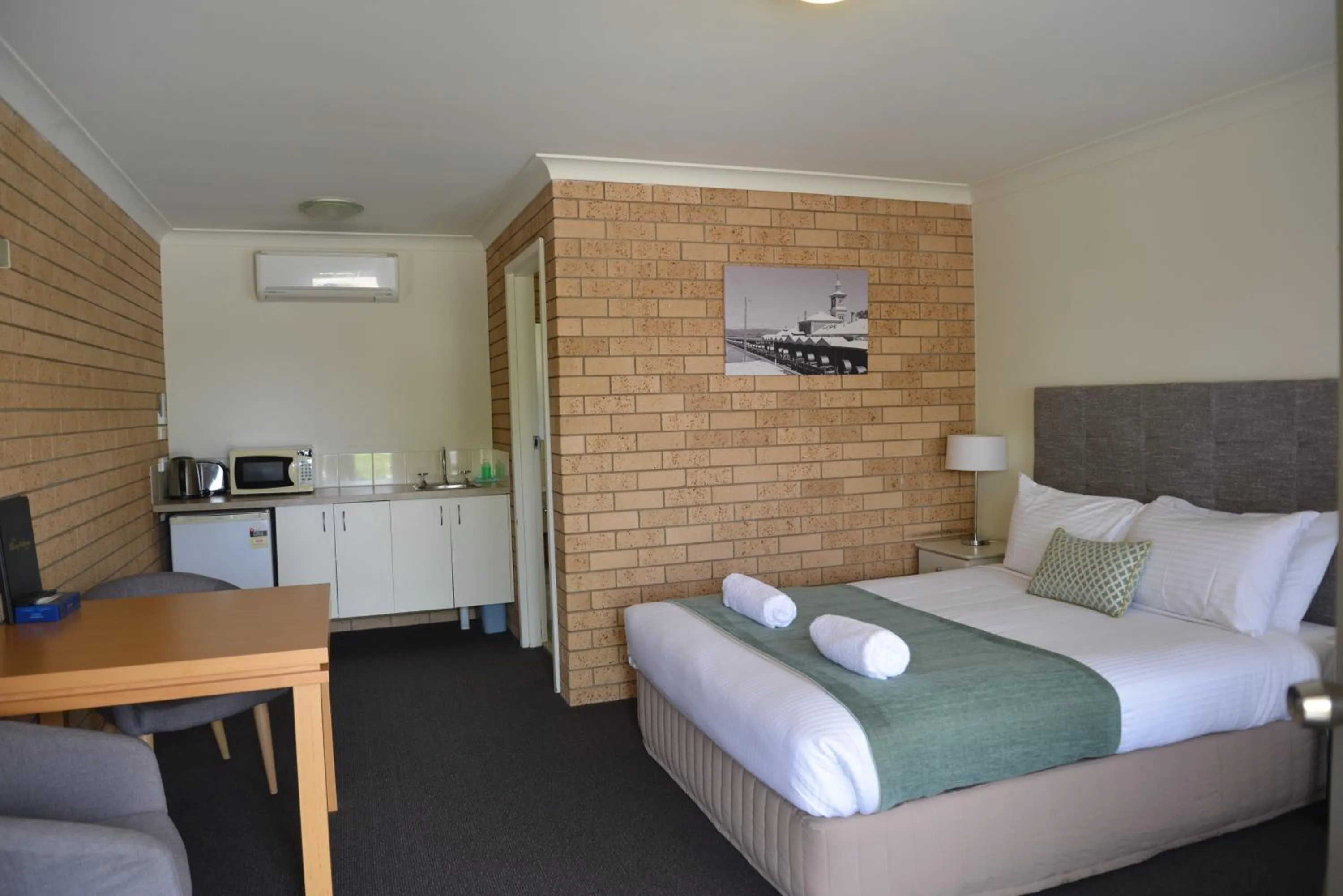 Photo of the whole room, Bed in Albury Allawa Motor Inn