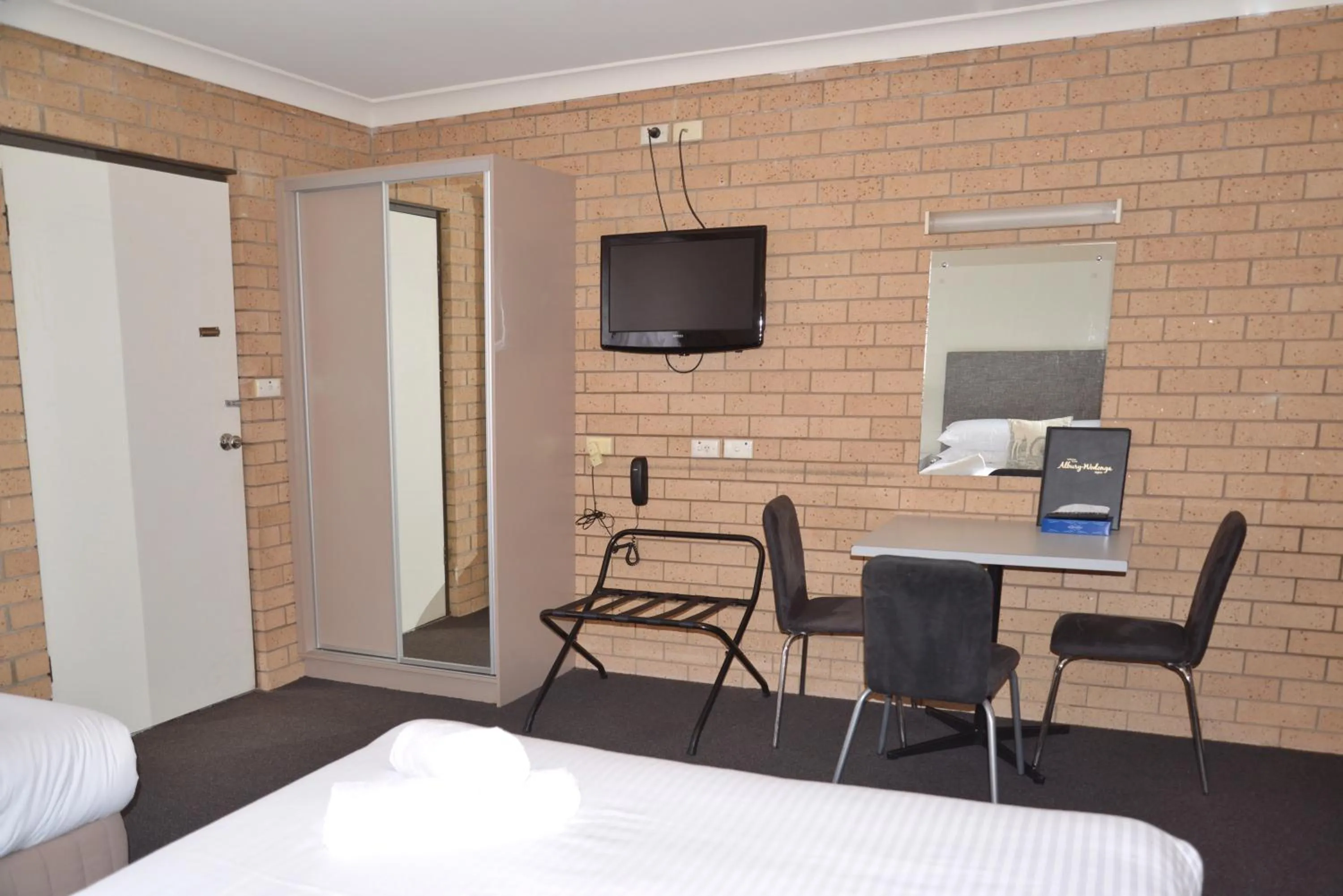 Communal lounge/ TV room, Bed in Albury Allawa Motor Inn