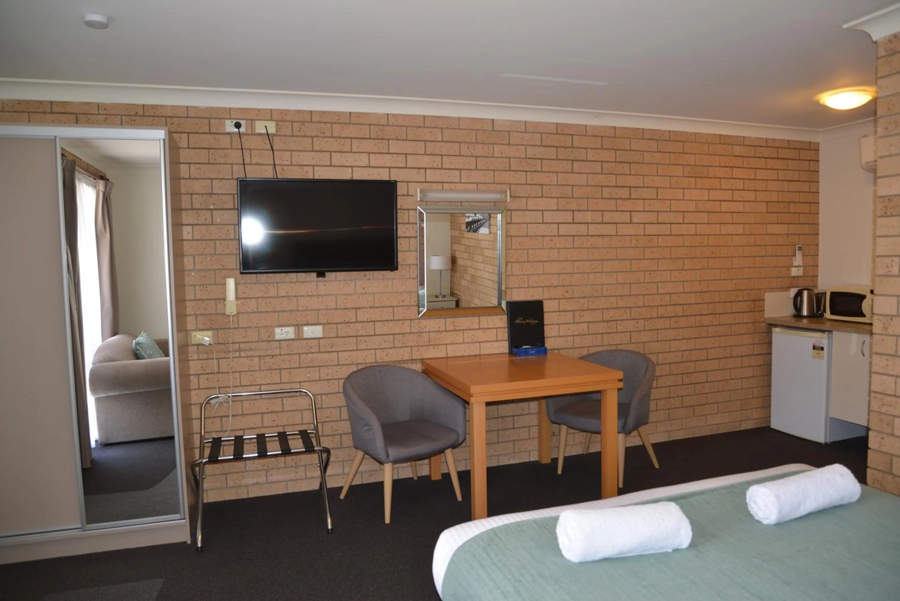 Dining area, Bed in Albury Allawa Motor Inn