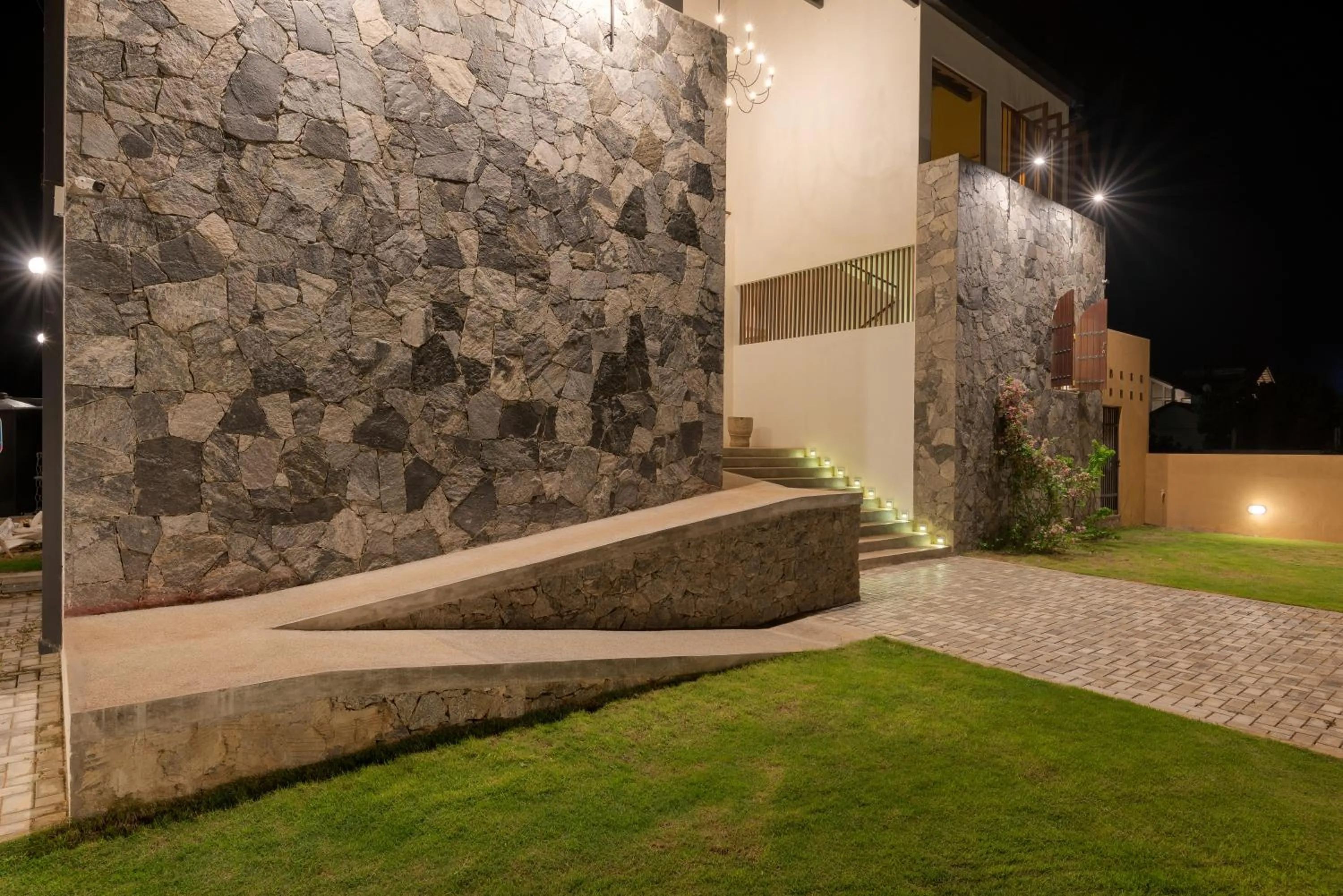 Garden, Property Building in Bungalow By The Beach