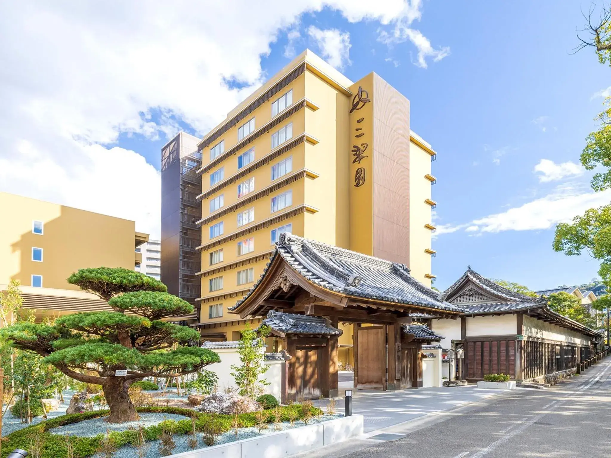 Property building in Sansuien Property building in Sansuien