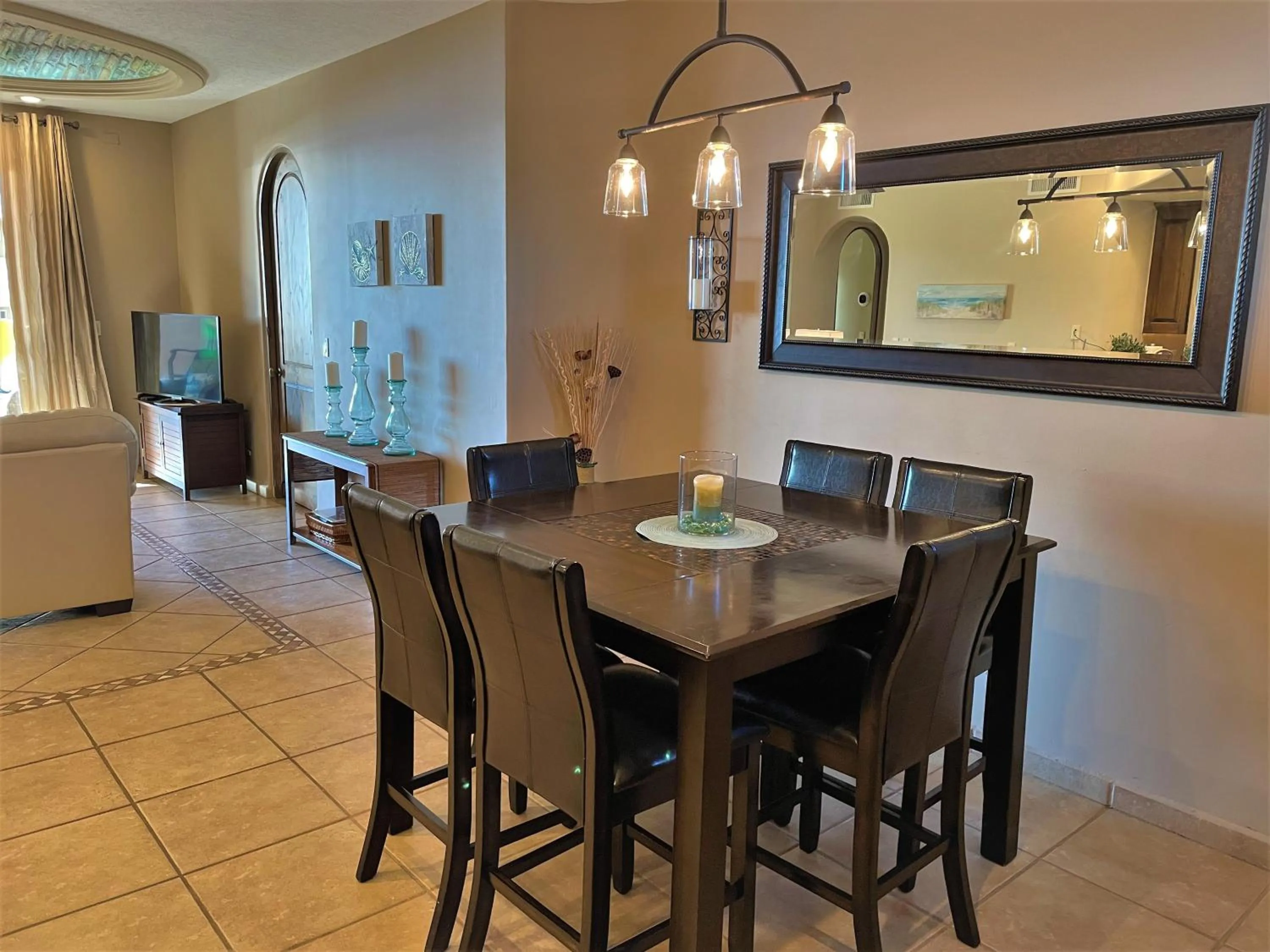 Dining area in Bella Sirena 601-D