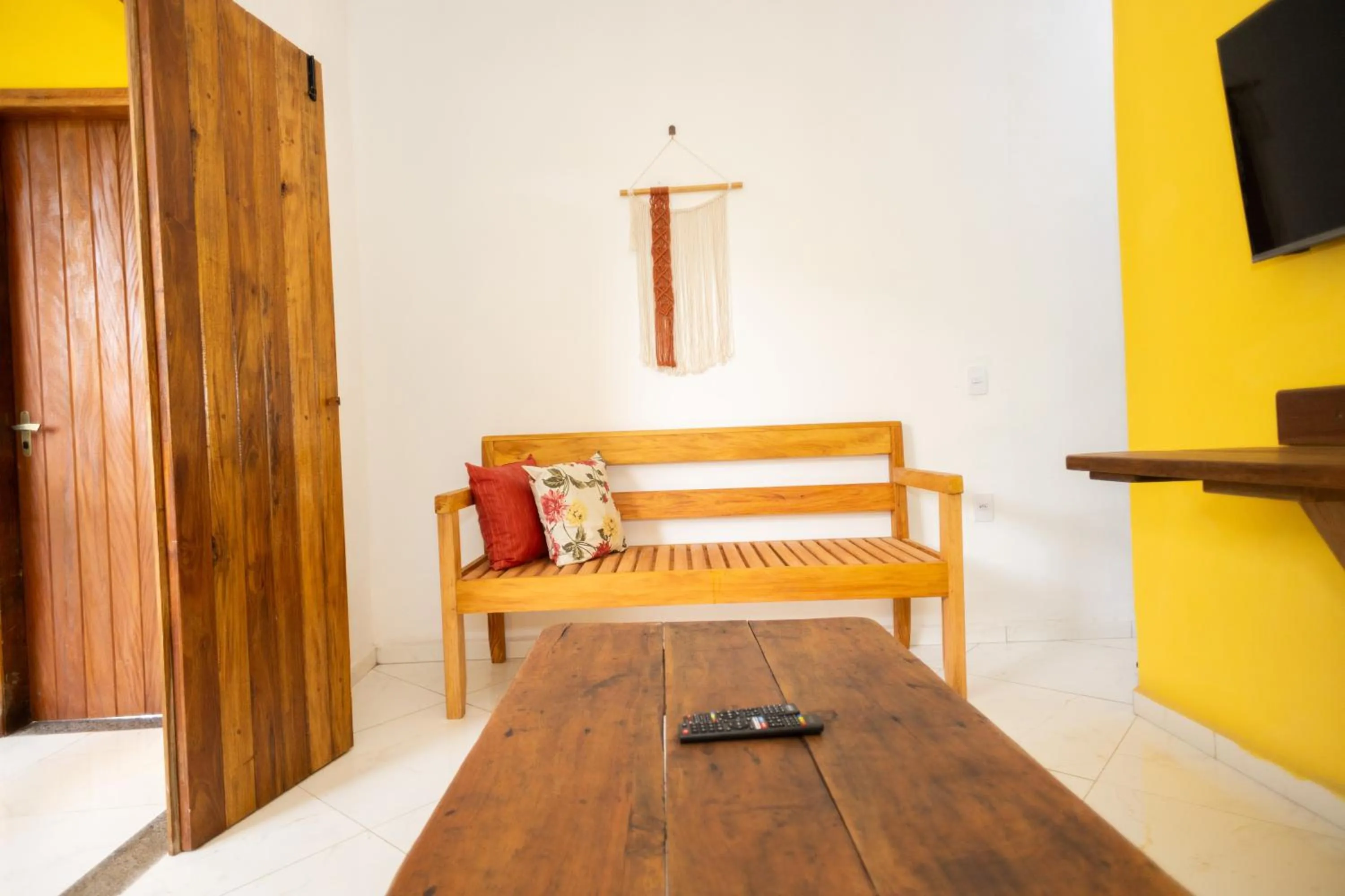 Communal lounge/ TV room in Pousada Flor do Arraial