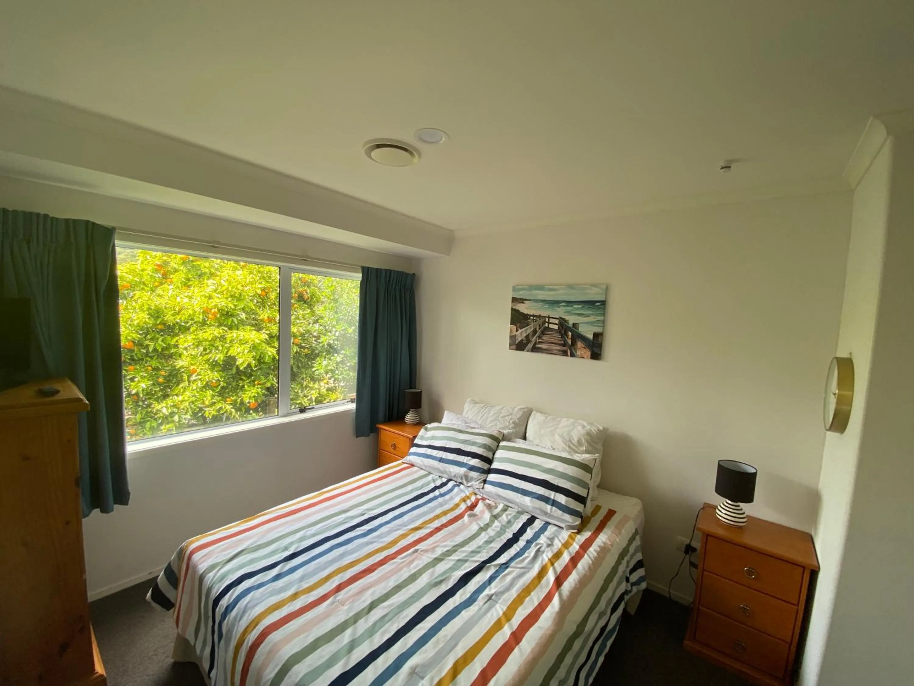 Property building, Bed in Hahei Haven - Hahei Holiday Home