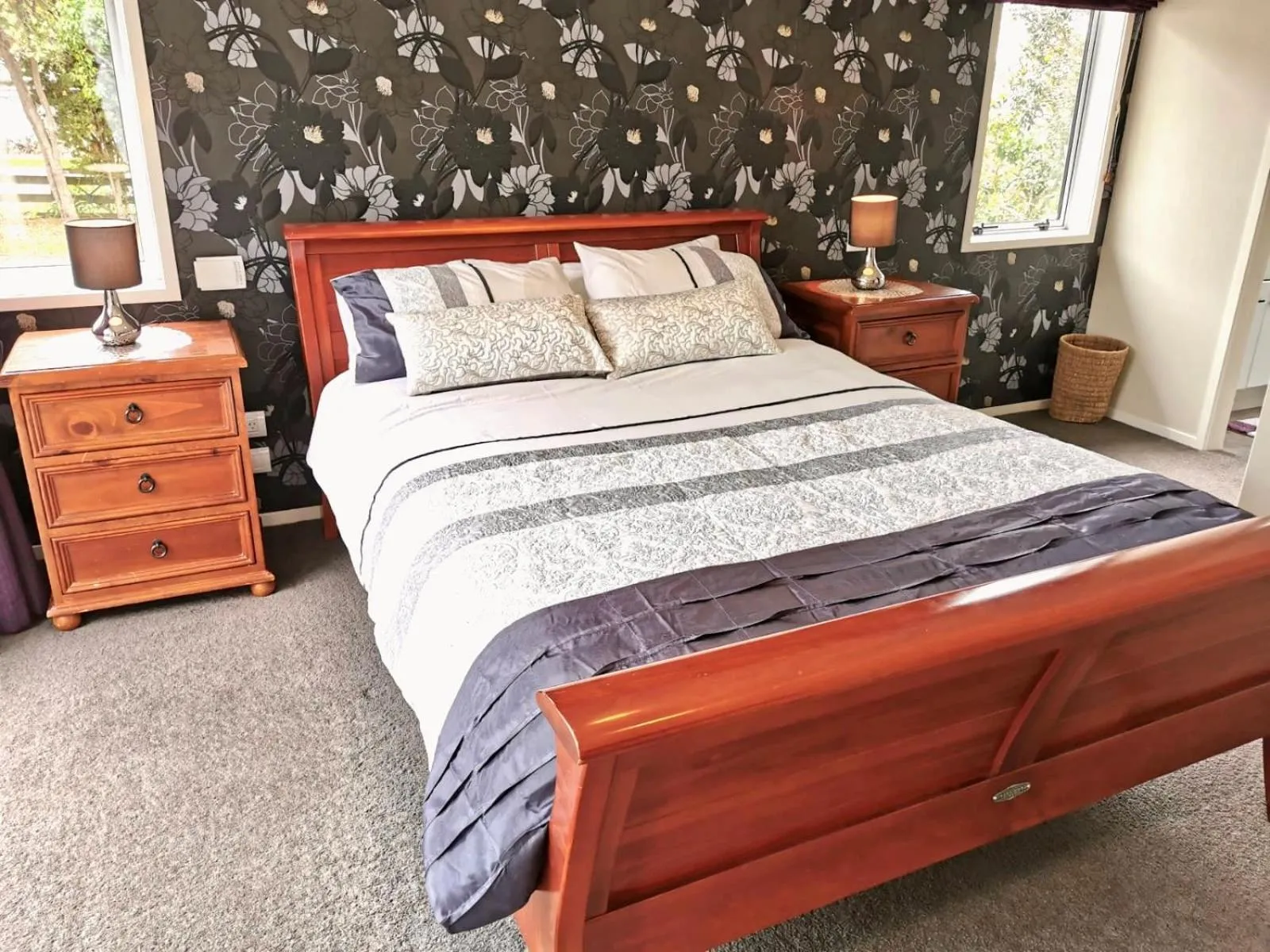 Shower, Bed in Hahei Haven - Hahei Holiday Home