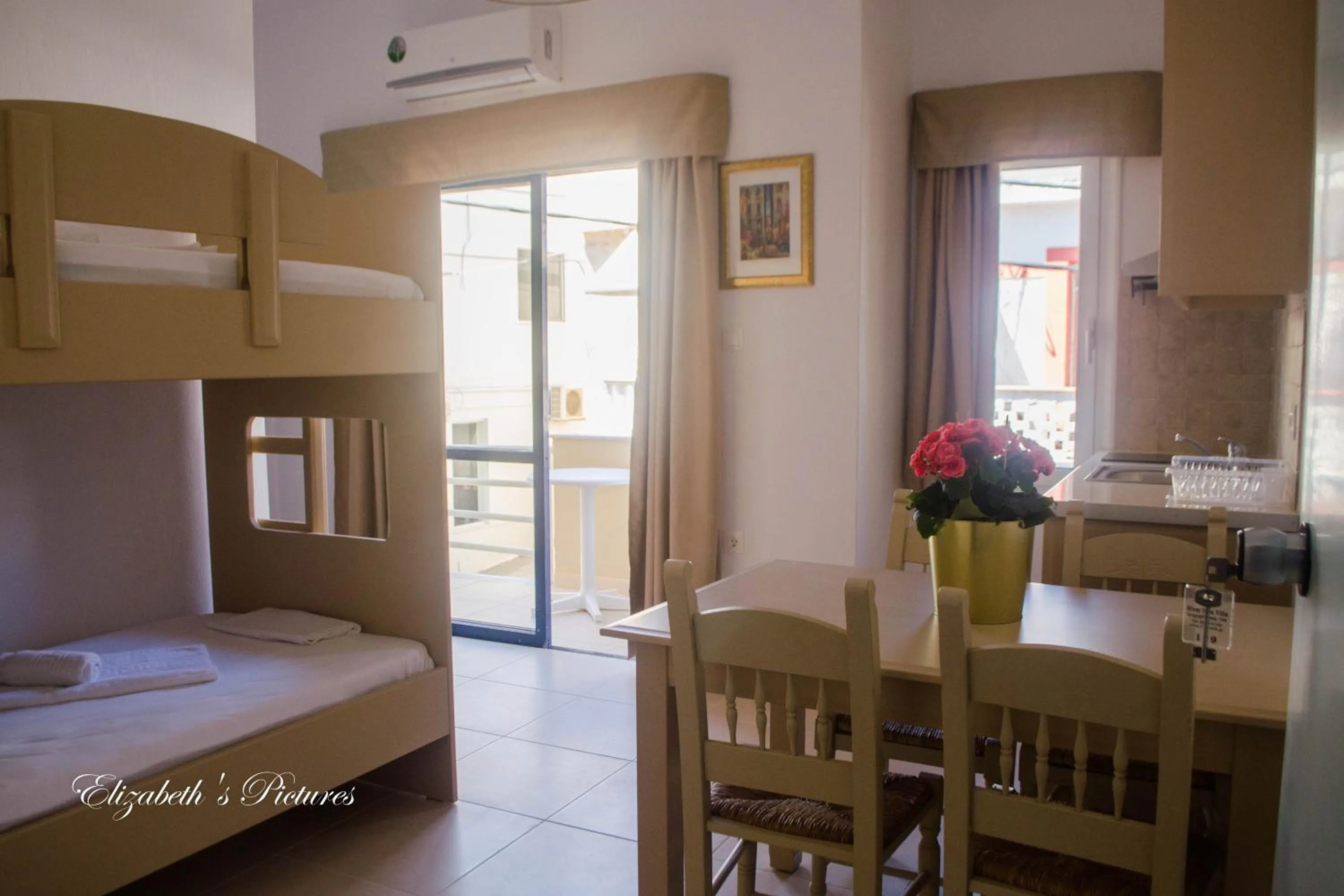 Kitchen or kitchenette, Bed in River Side