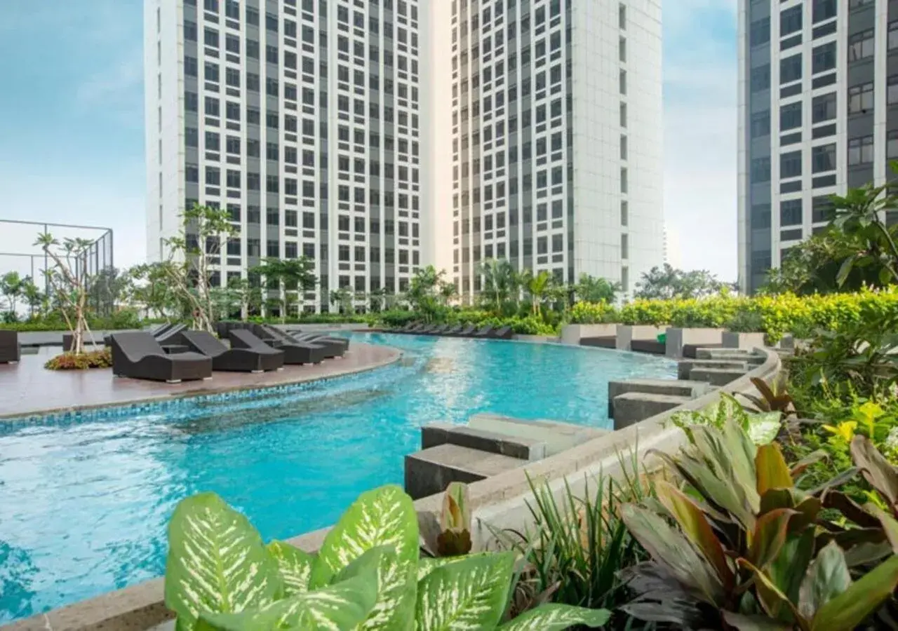 Swimming pool in Louis Kienne Cikarang Hotel & Service Apartment Swimming pool in Louis Kienne Cikarang Hotel & Service Apartment
