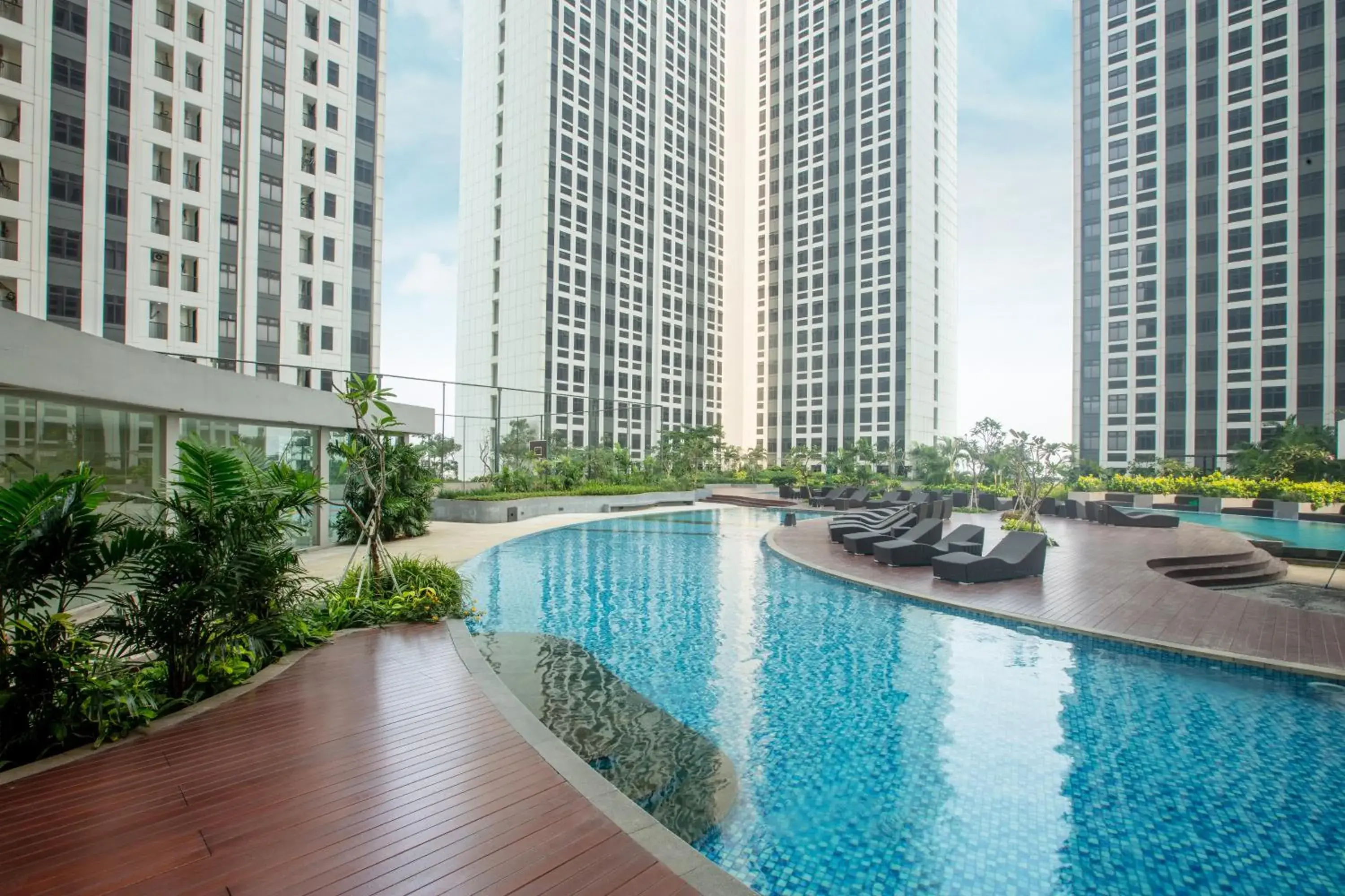 Swimming pool in Louis Kienne Cikarang Hotel & Service Apartment Swimming pool in Louis Kienne Cikarang Hotel & Service Apartment