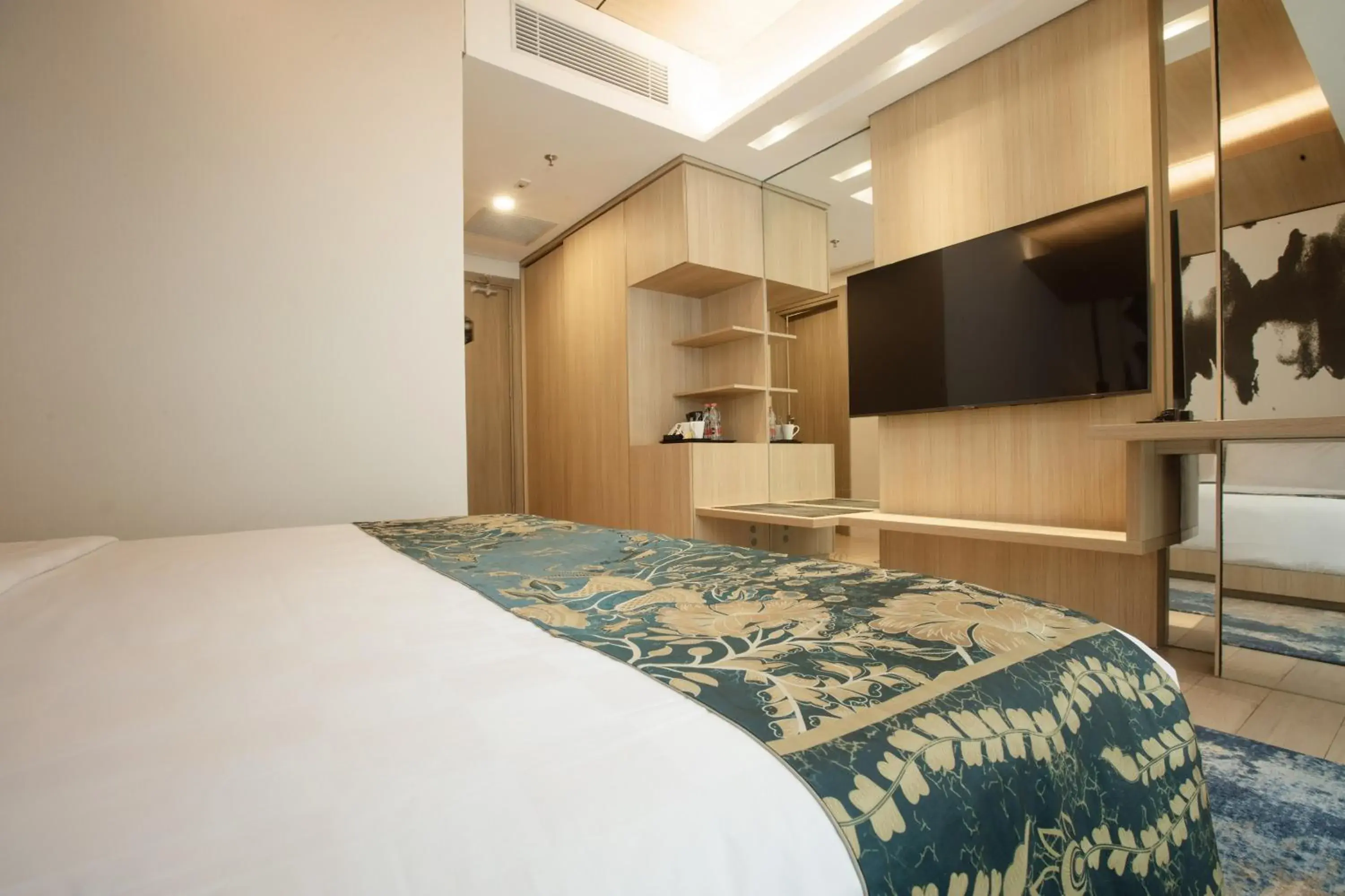 Deluxe King with Bathtub in Louis Kienne Cikarang Hotel & Service Apartment Deluxe King with Bathtub in Louis Kienne Cikarang Hotel & Service Apartment