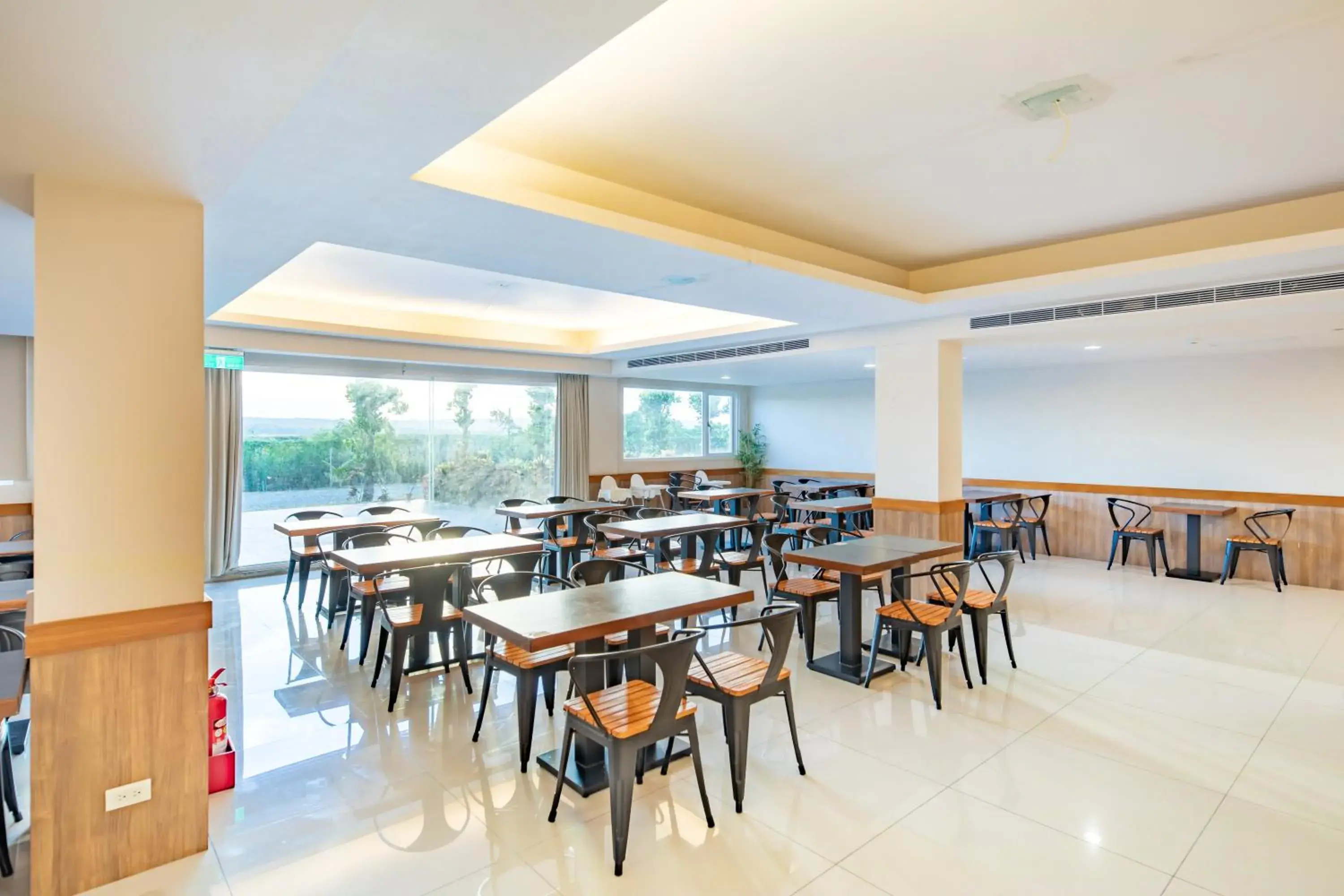 Restaurant/places to eat in Lovestar Lakeside Hotel - Starlight Building Restaurant/places to eat in Lovestar Lakeside Hotel - Starlight Building