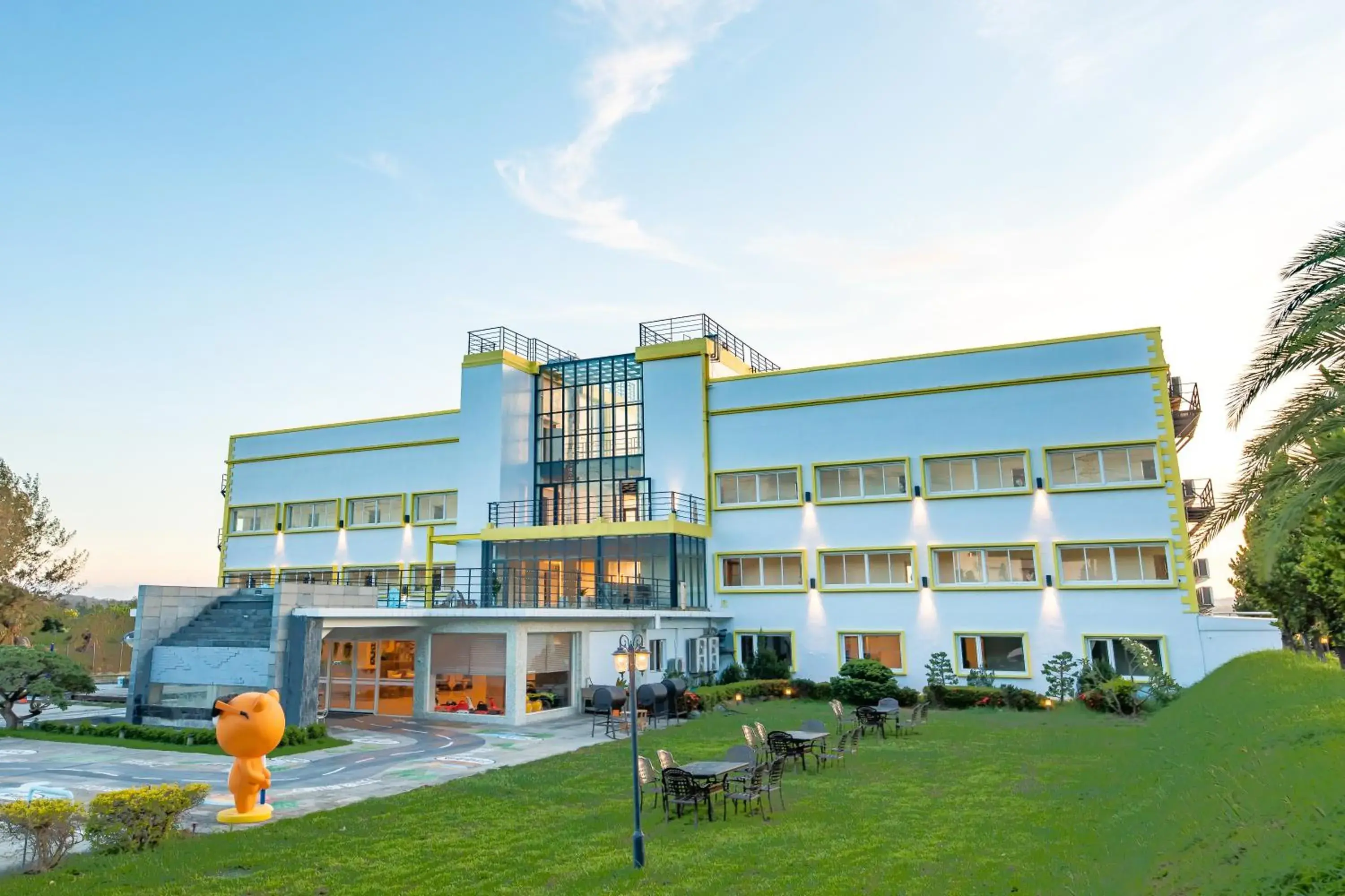 Property building in Lovestar Lakeside Hotel - Starlight Building Property building in Lovestar Lakeside Hotel - Starlight Building