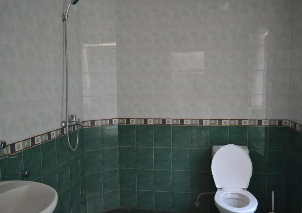 Bed in 4-Bed Mixed Dormitory Room in JR's House Bed in 4-Bed Mixed Dormitory Room in JR's House