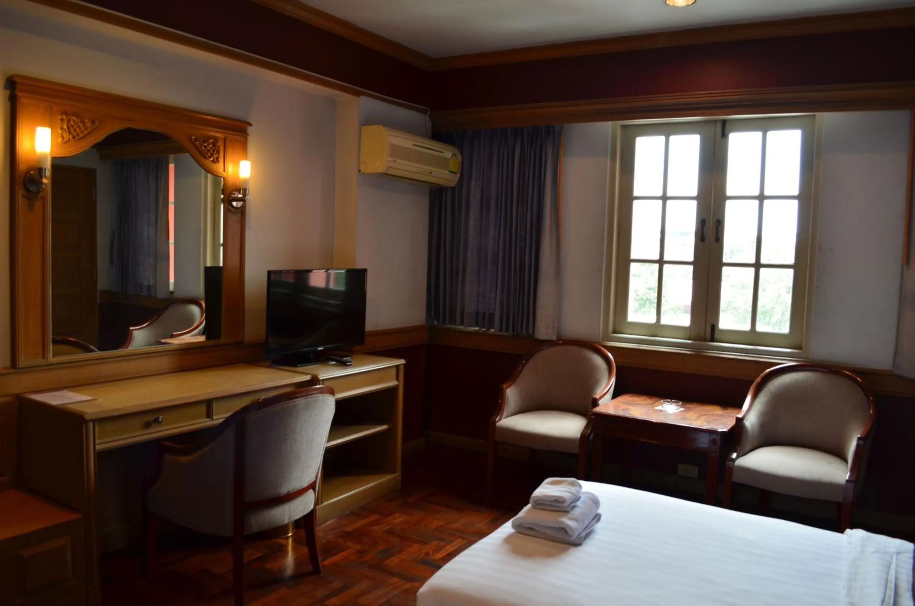 Photo of the whole room, Bed in Suda Palace