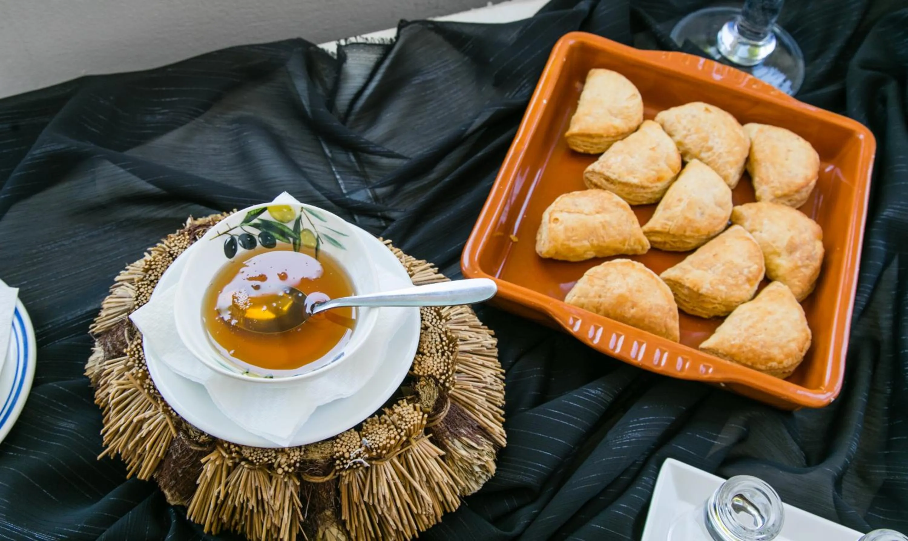 Restaurant/places to eat in Resol Hotel