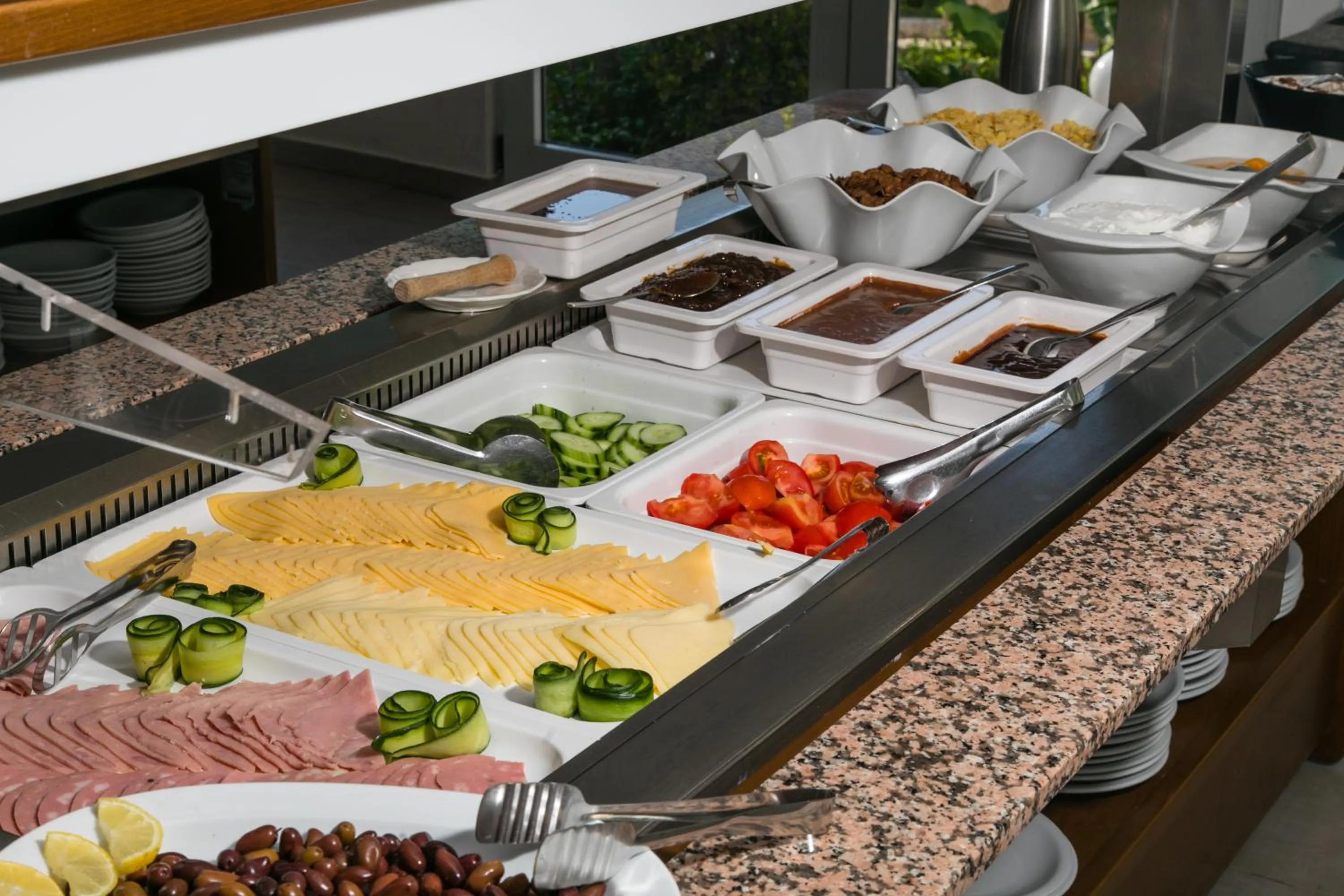 Restaurant/places to eat in Resol Hotel