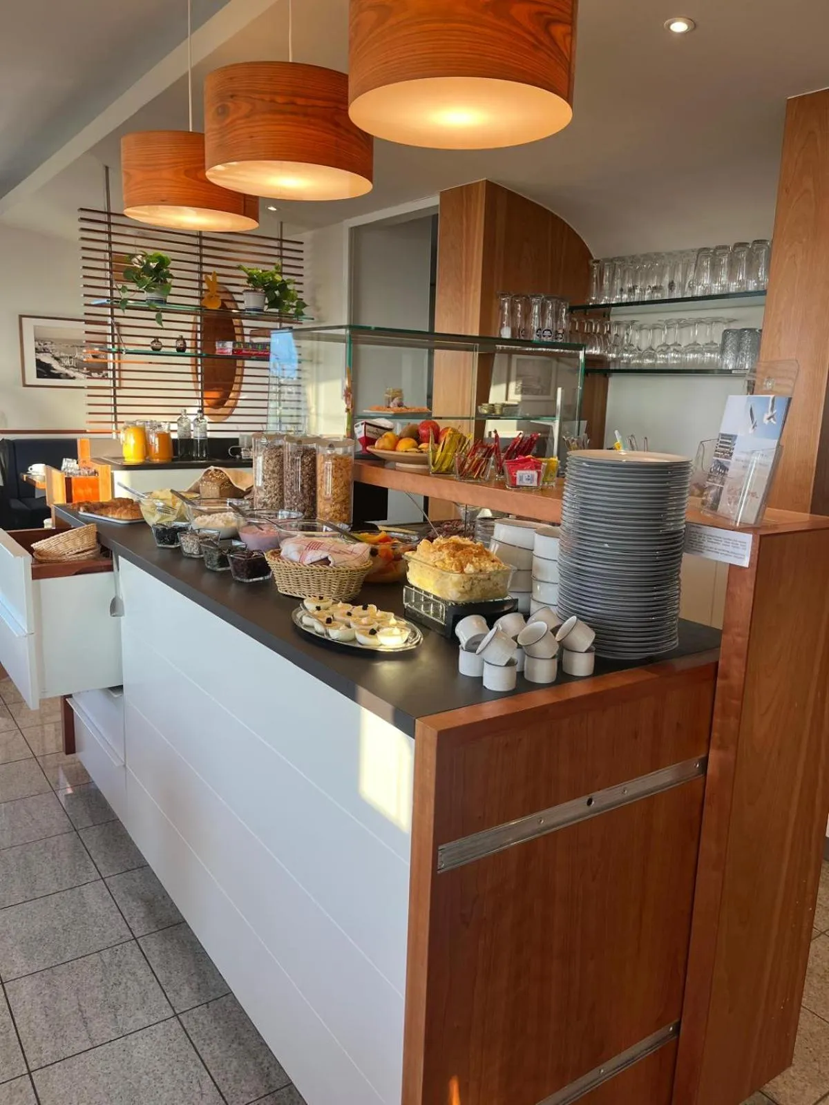 Restaurant/places to eat in Hanseat