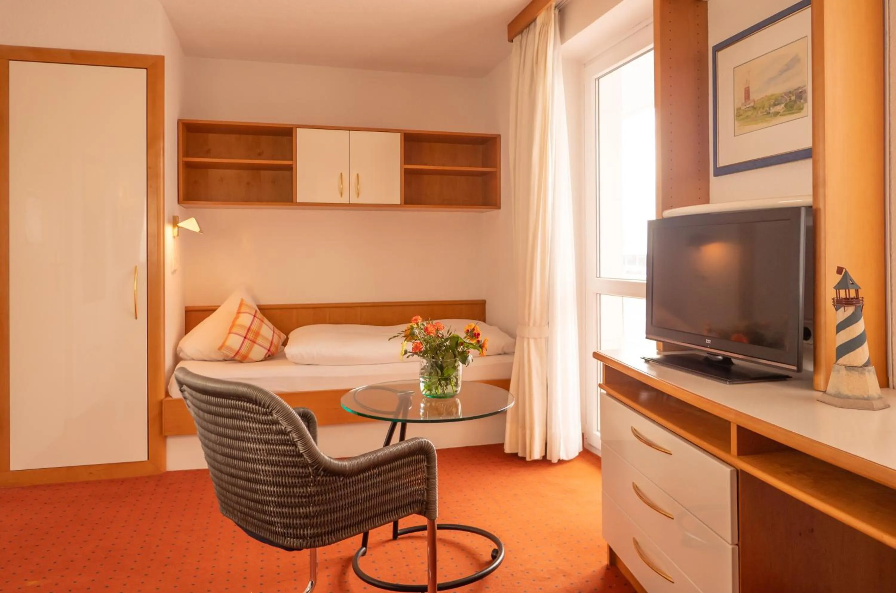 Photo of the whole room, Bed in Hanseat