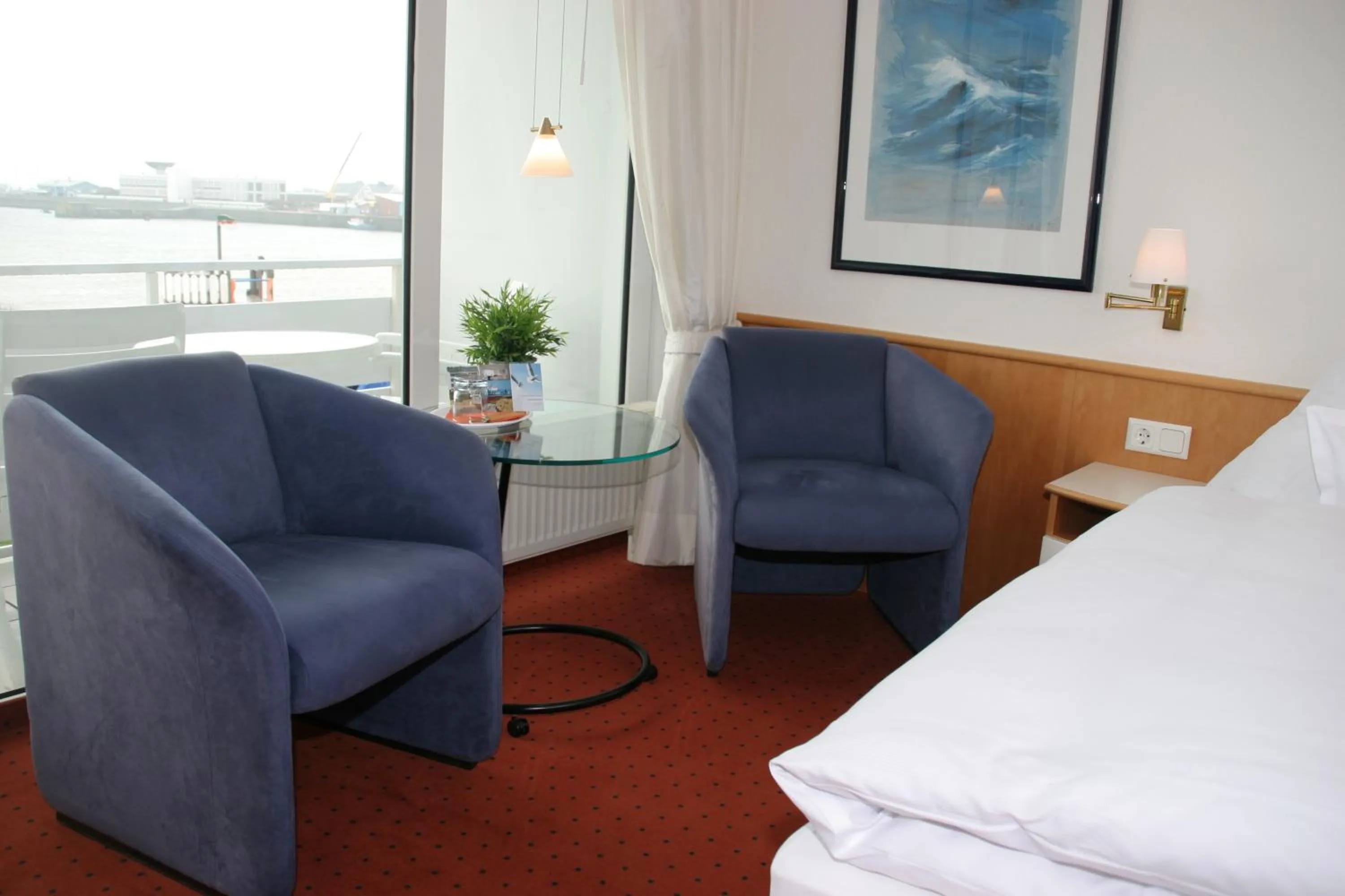 Seating area, Bed in Hanseat