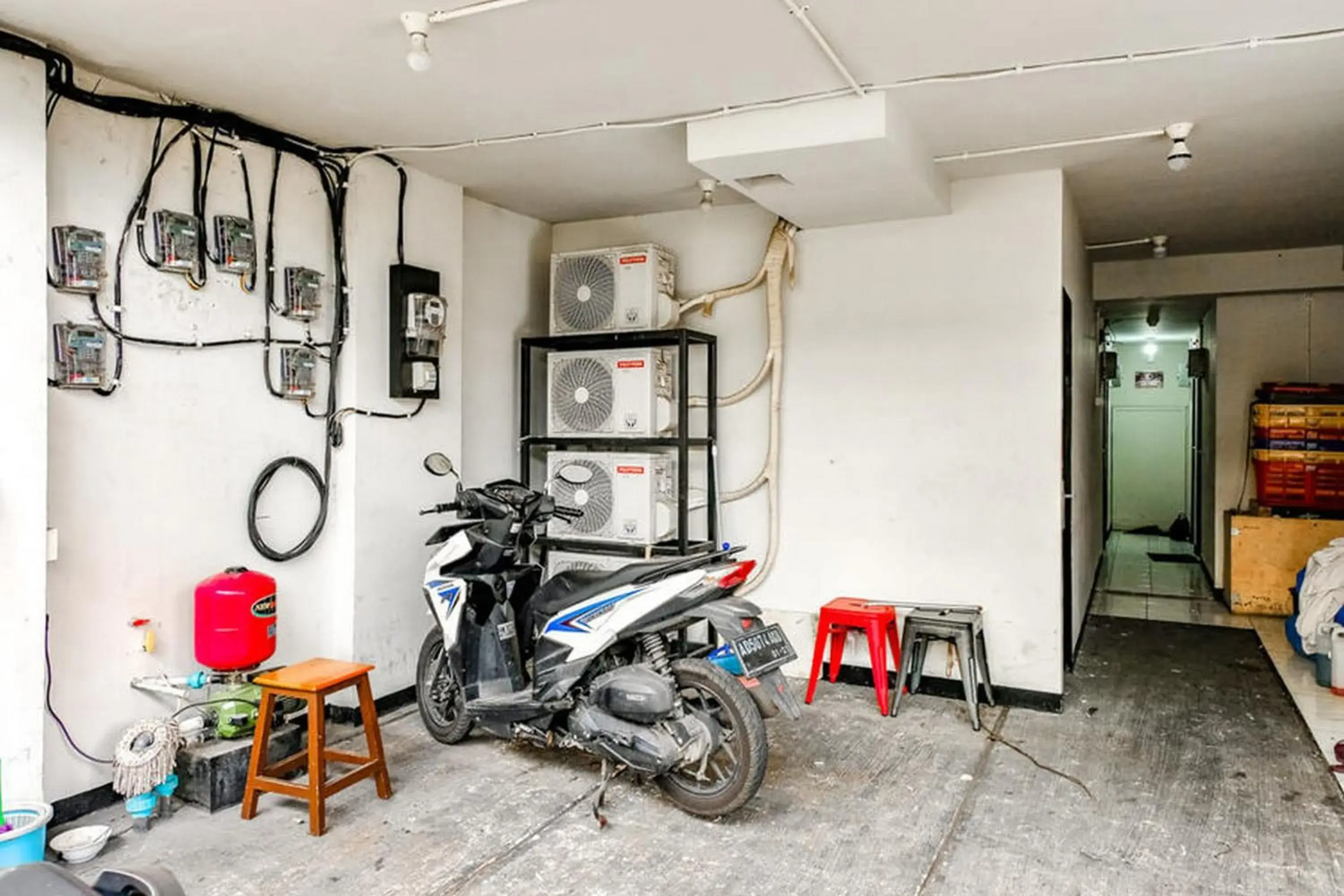 Parking in Marson Interkota Residence Mitra RedDoorz Parking in Marson Interkota Residence Mitra RedDoorz