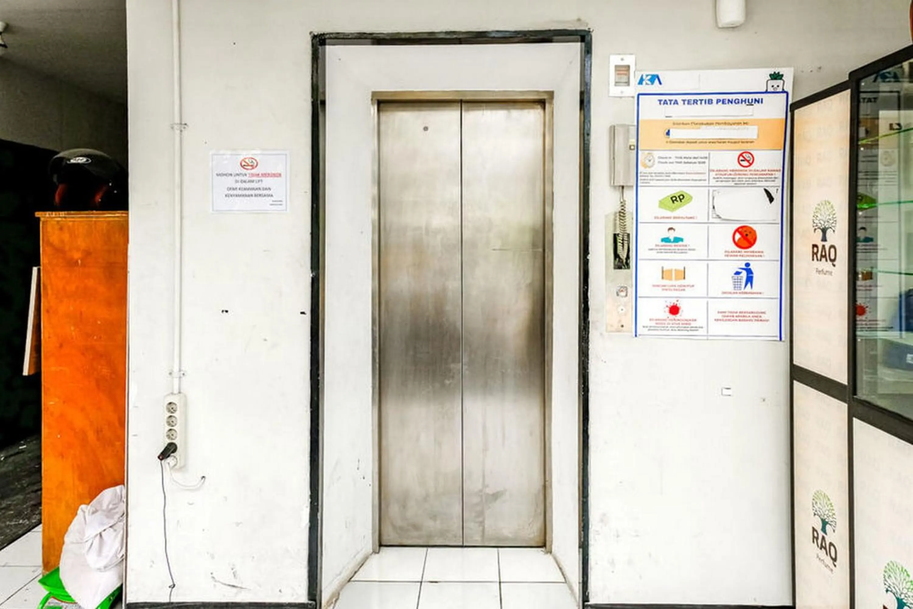 elevator in Marson Interkota Residence Mitra RedDoorz