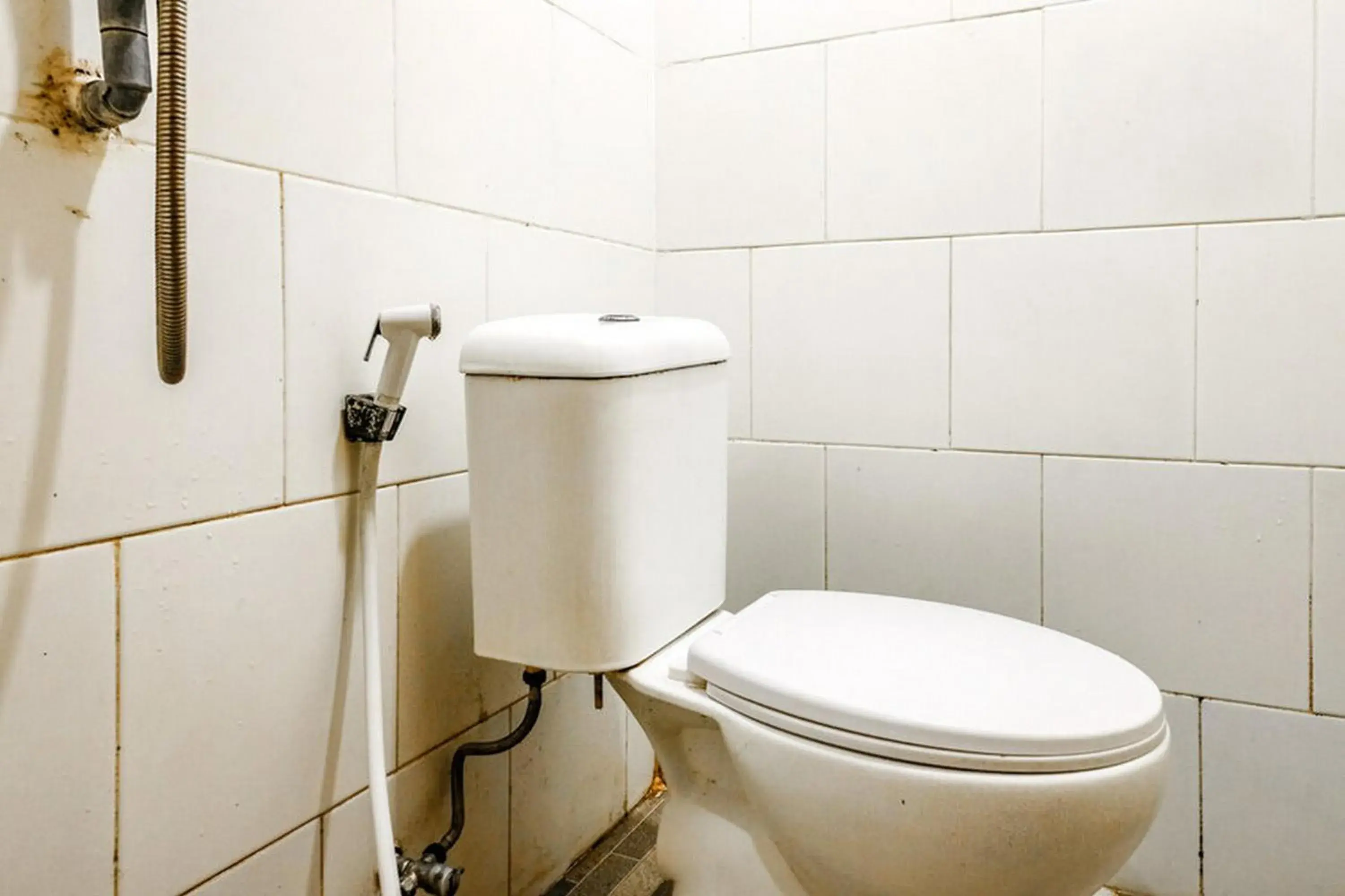 Toilet in Marson Interkota Residence Mitra RedDoorz Toilet in Marson Interkota Residence Mitra RedDoorz