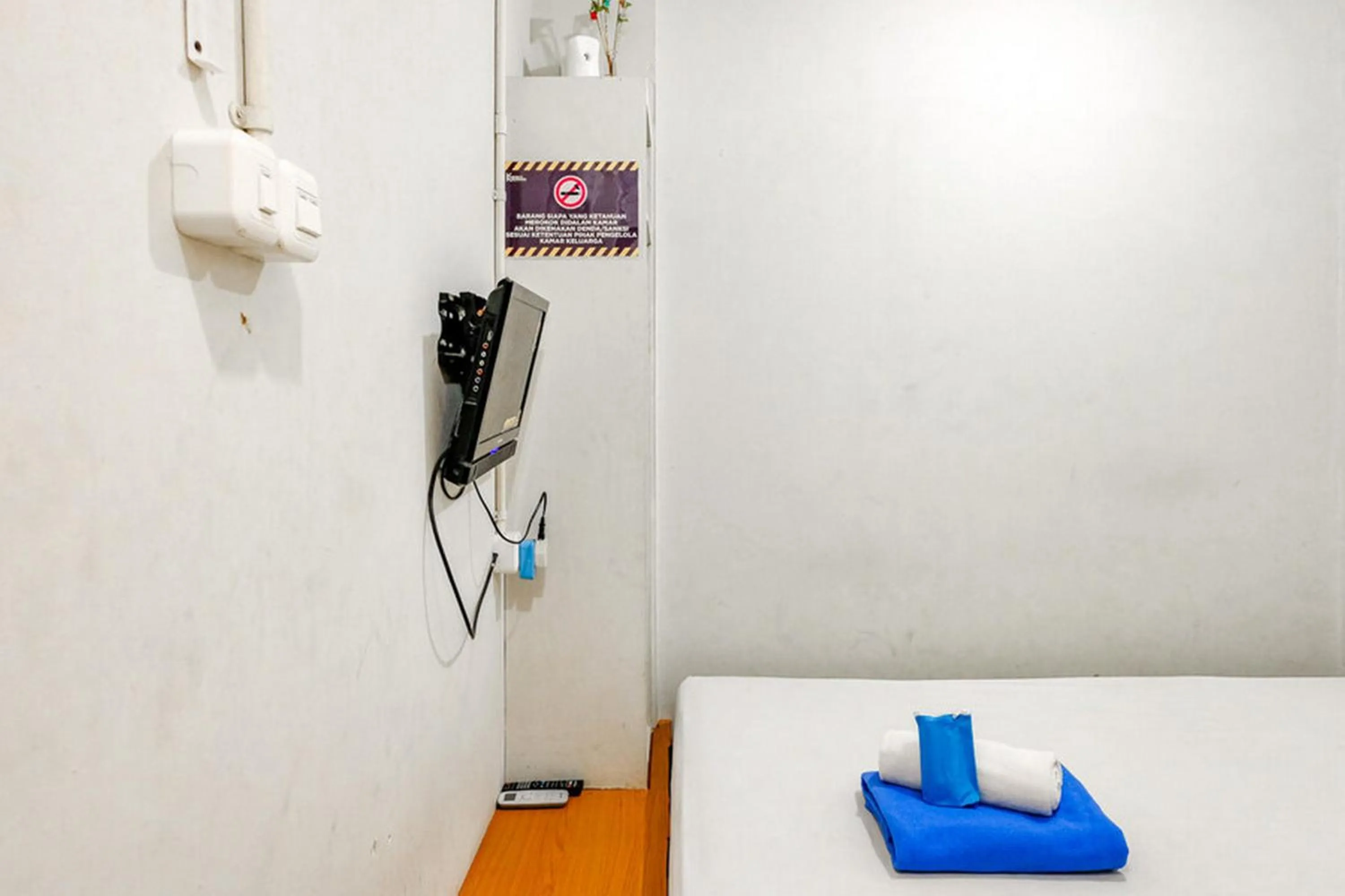 Bed in Marson Interkota Residence Mitra RedDoorz