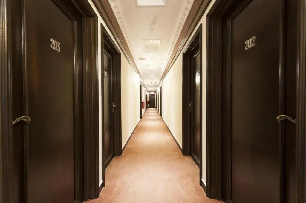 Bedroom in Seriental Hotel I check in 3pm-11pm only Bedroom in Seriental Hotel I check in 3pm-11pm only