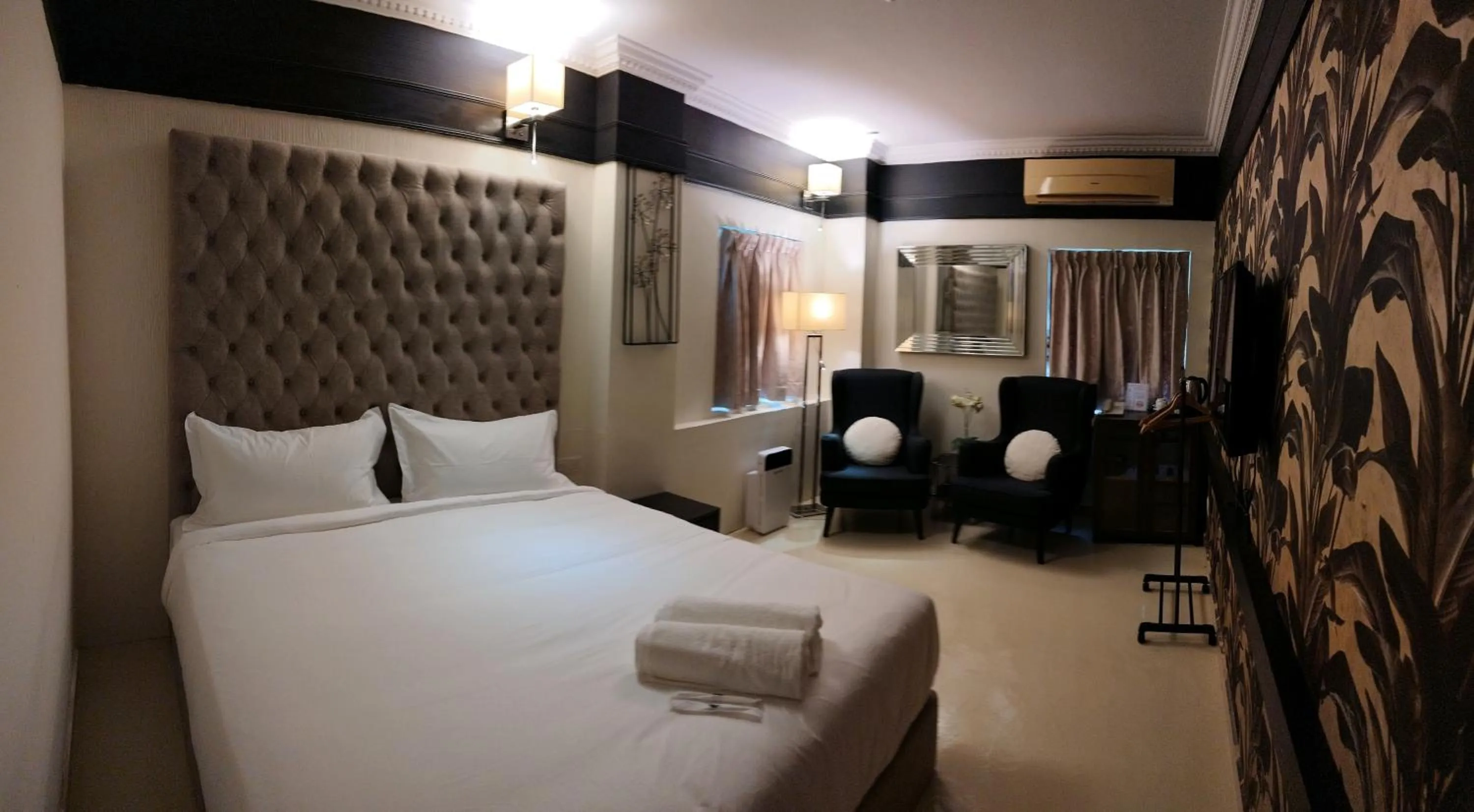 Photo of the whole room, Bed in Seriental Hotel I check in 3pm-11pm only