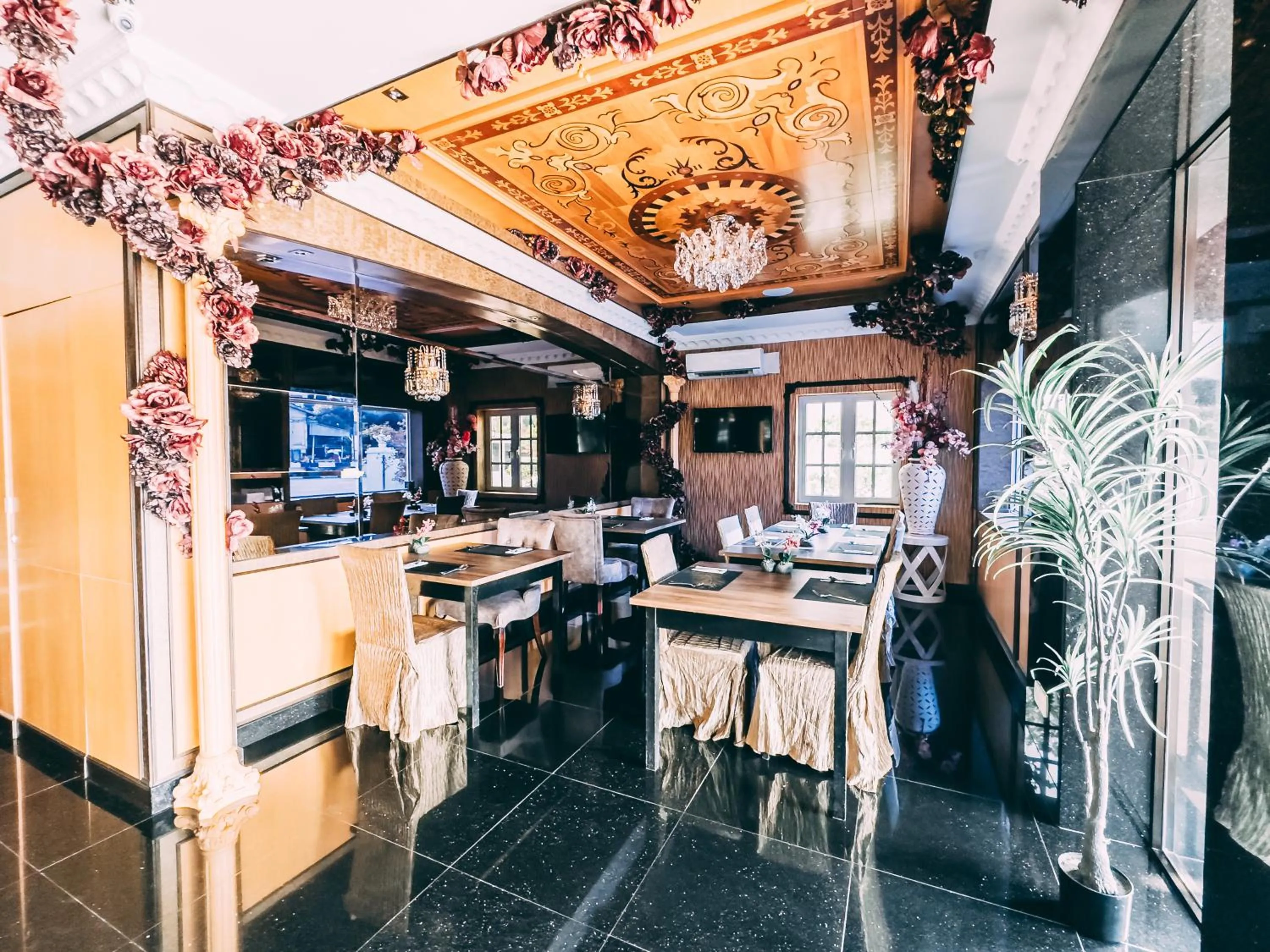 Restaurant/places to eat in Seriental Hotel I check in 3pm-11pm only