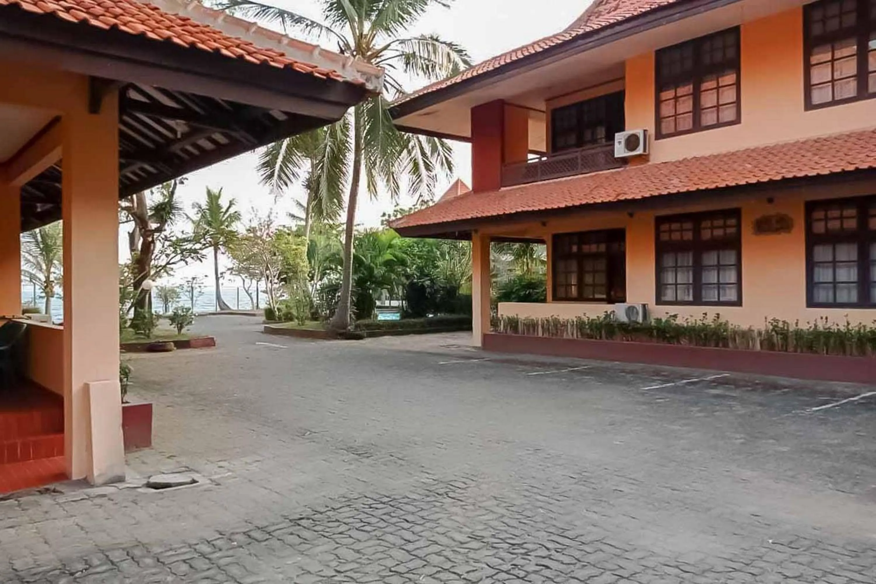 RedDoorz Plus near Tugu Mercusuar Anyer