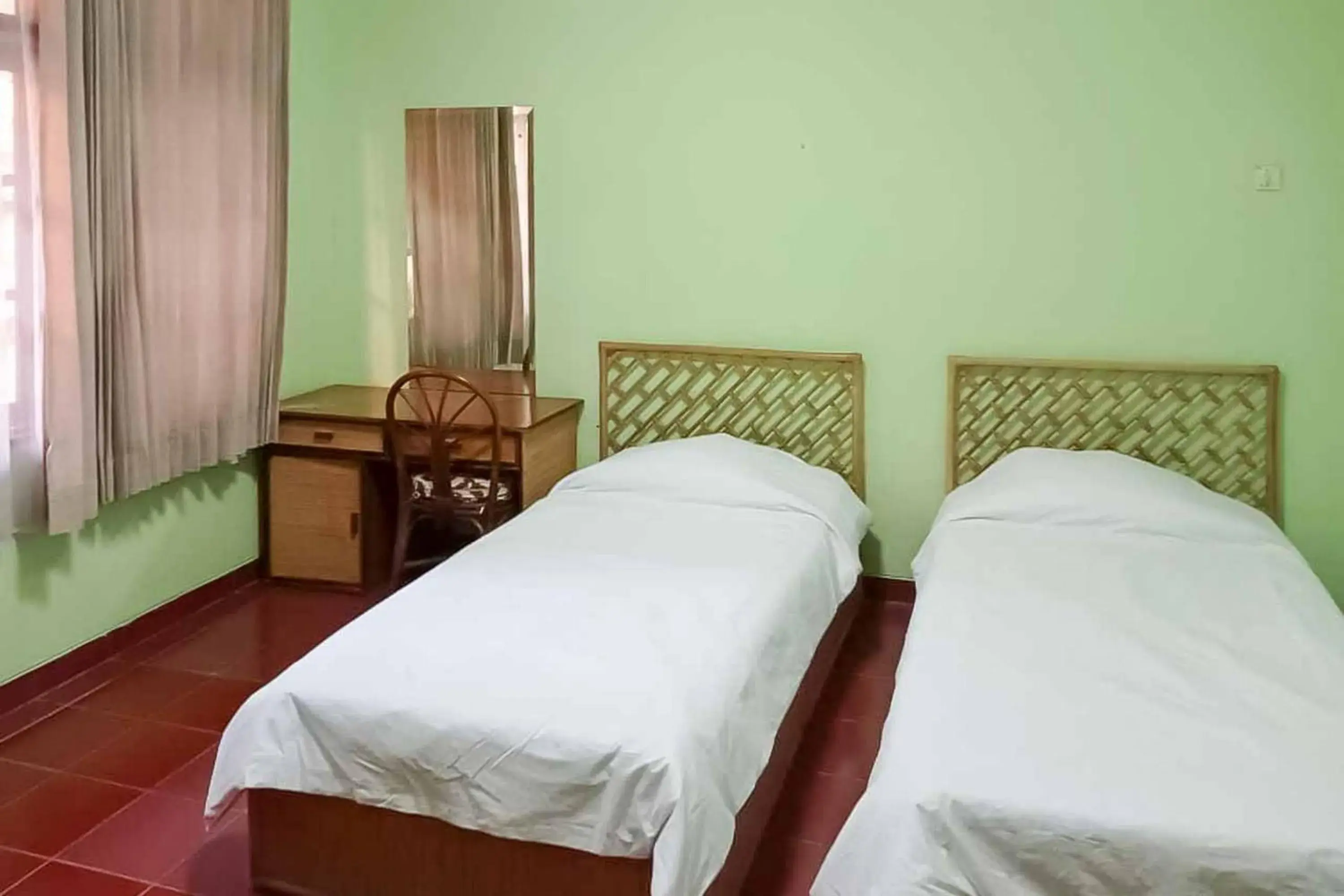 Twin Room in RedDoorz Plus near Tugu Mercusuar Anyer Twin Room in RedDoorz Plus near Tugu Mercusuar Anyer