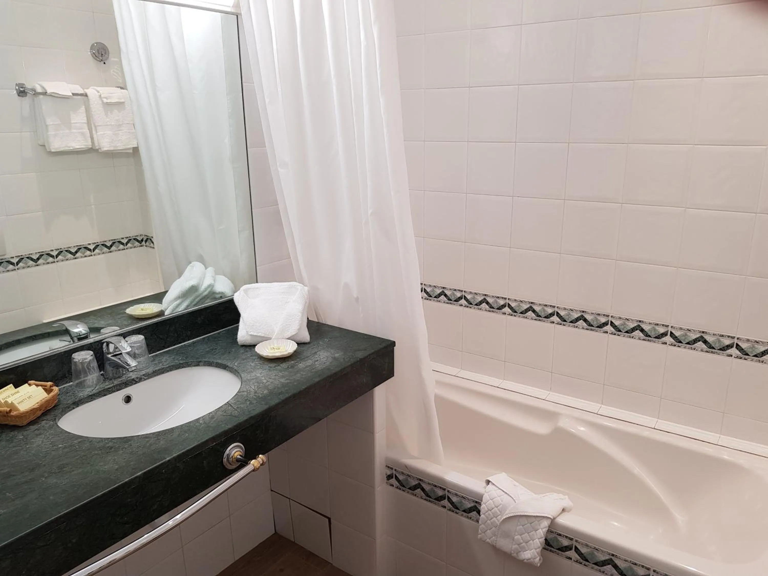 Bathroom in Hôtel de Charme Brise Marine