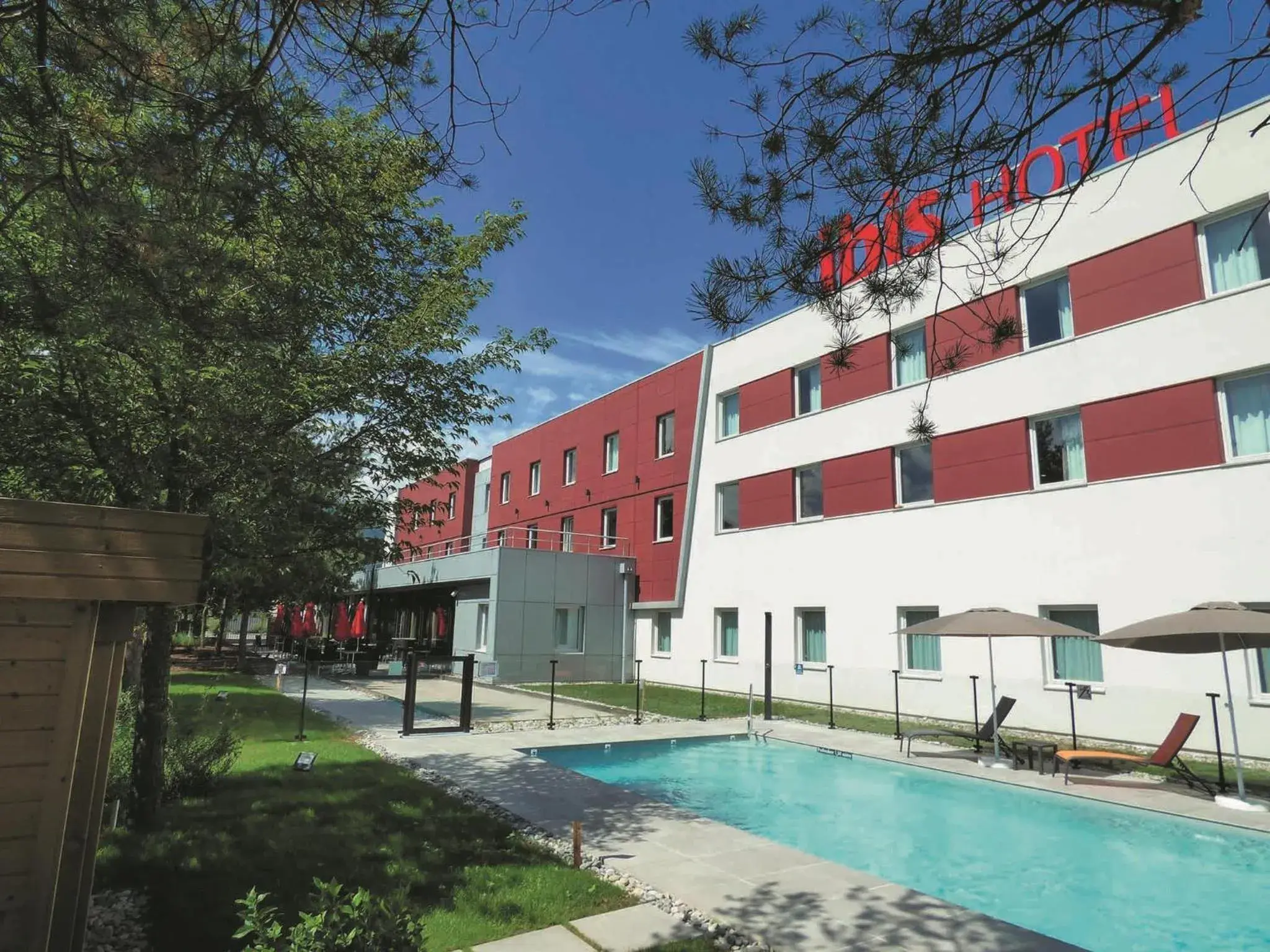 Pool view in Ibis Saint-Genis-Pouilly Genève Pool view in Ibis Saint-Genis-Pouilly Genève