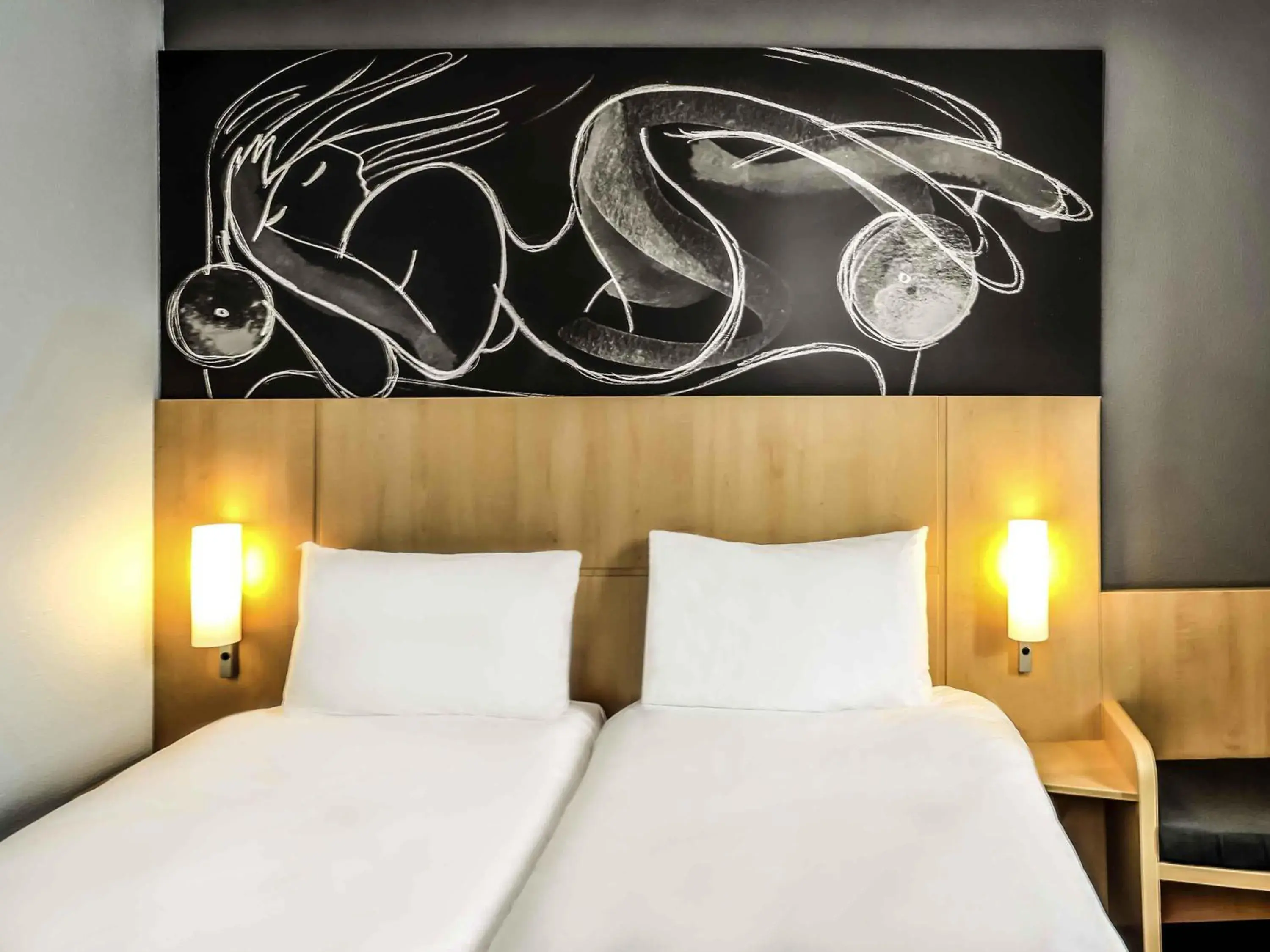 Bedroom, Bed in Ibis Saint-Genis-Pouilly Genève Bedroom, Bed in Ibis Saint-Genis-Pouilly Genève