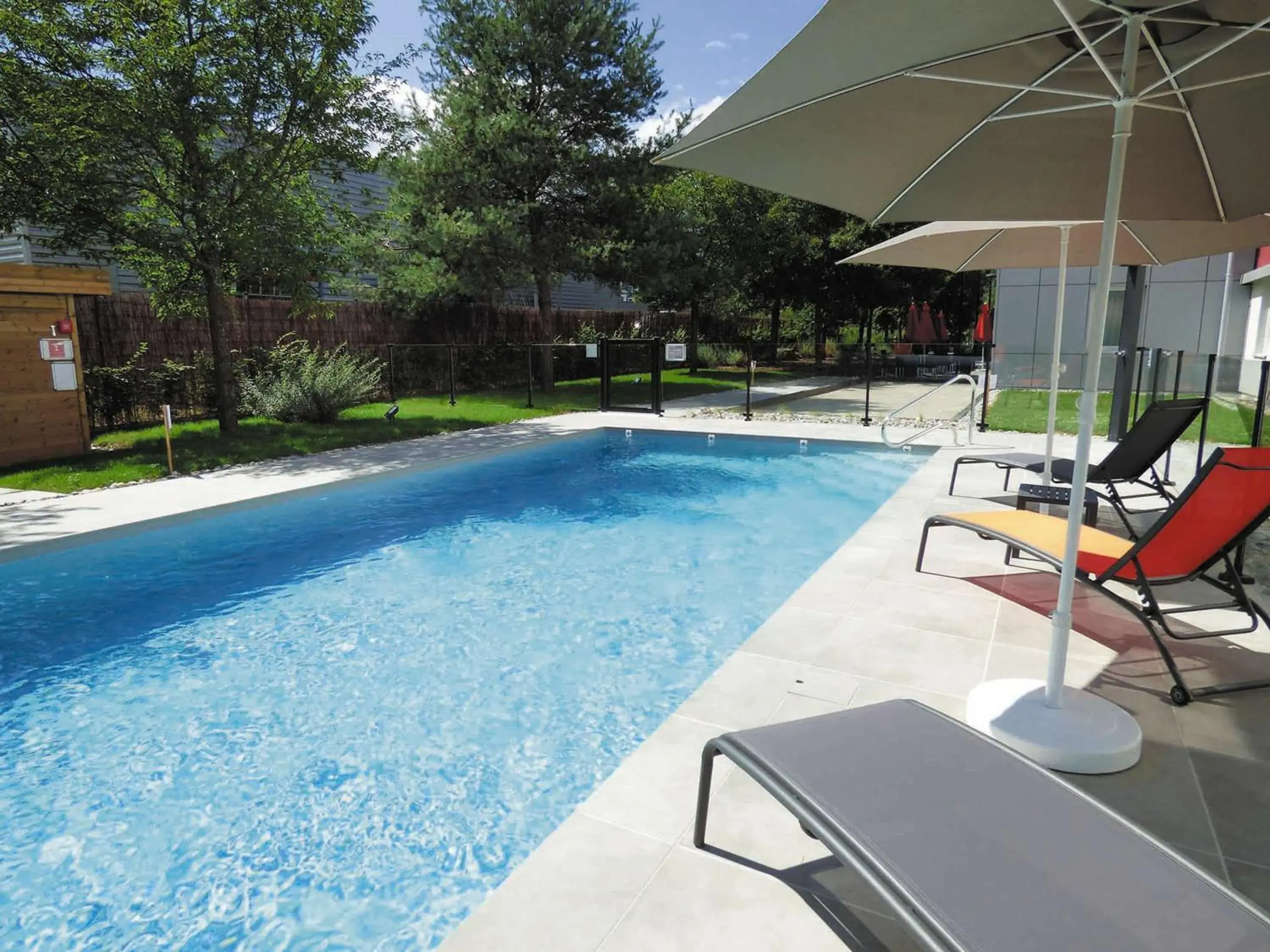 Property building in Ibis Saint-Genis-Pouilly Genève Property building in Ibis Saint-Genis-Pouilly Genève