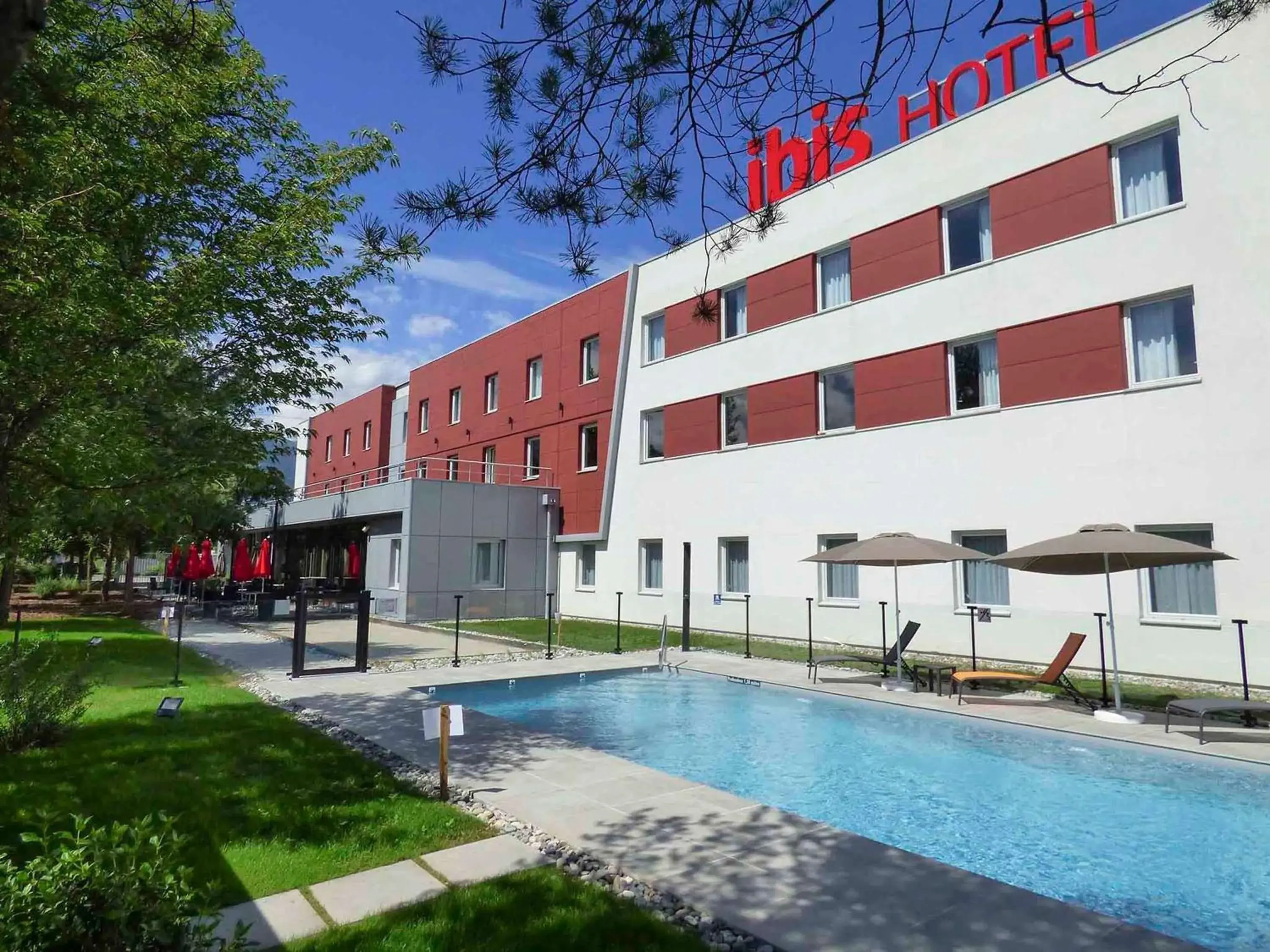 Property building in Ibis Saint-Genis-Pouilly Genève Property building in Ibis Saint-Genis-Pouilly Genève