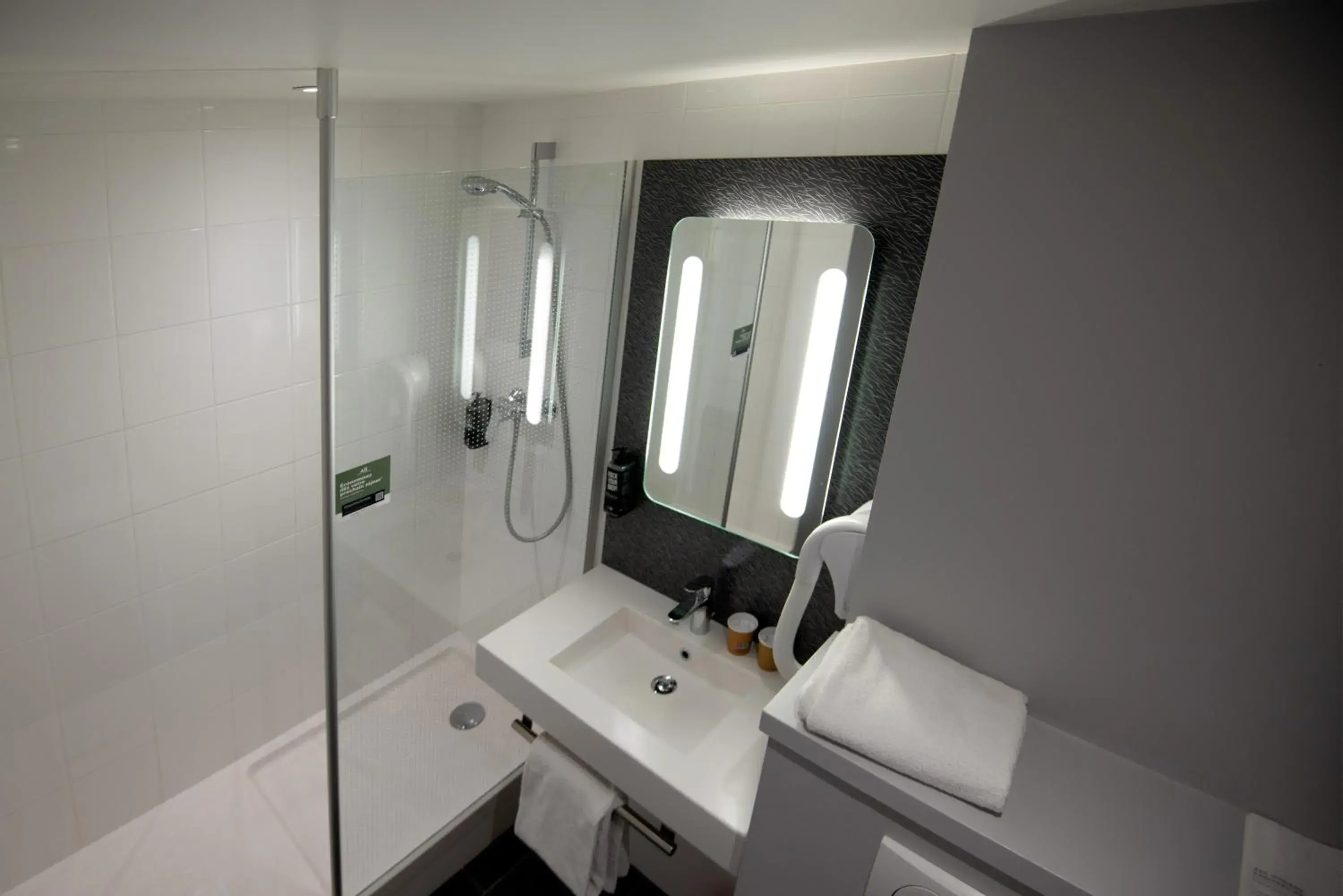 Bathroom in Ibis Saint-Genis-Pouilly Genève Bathroom in Ibis Saint-Genis-Pouilly Genève