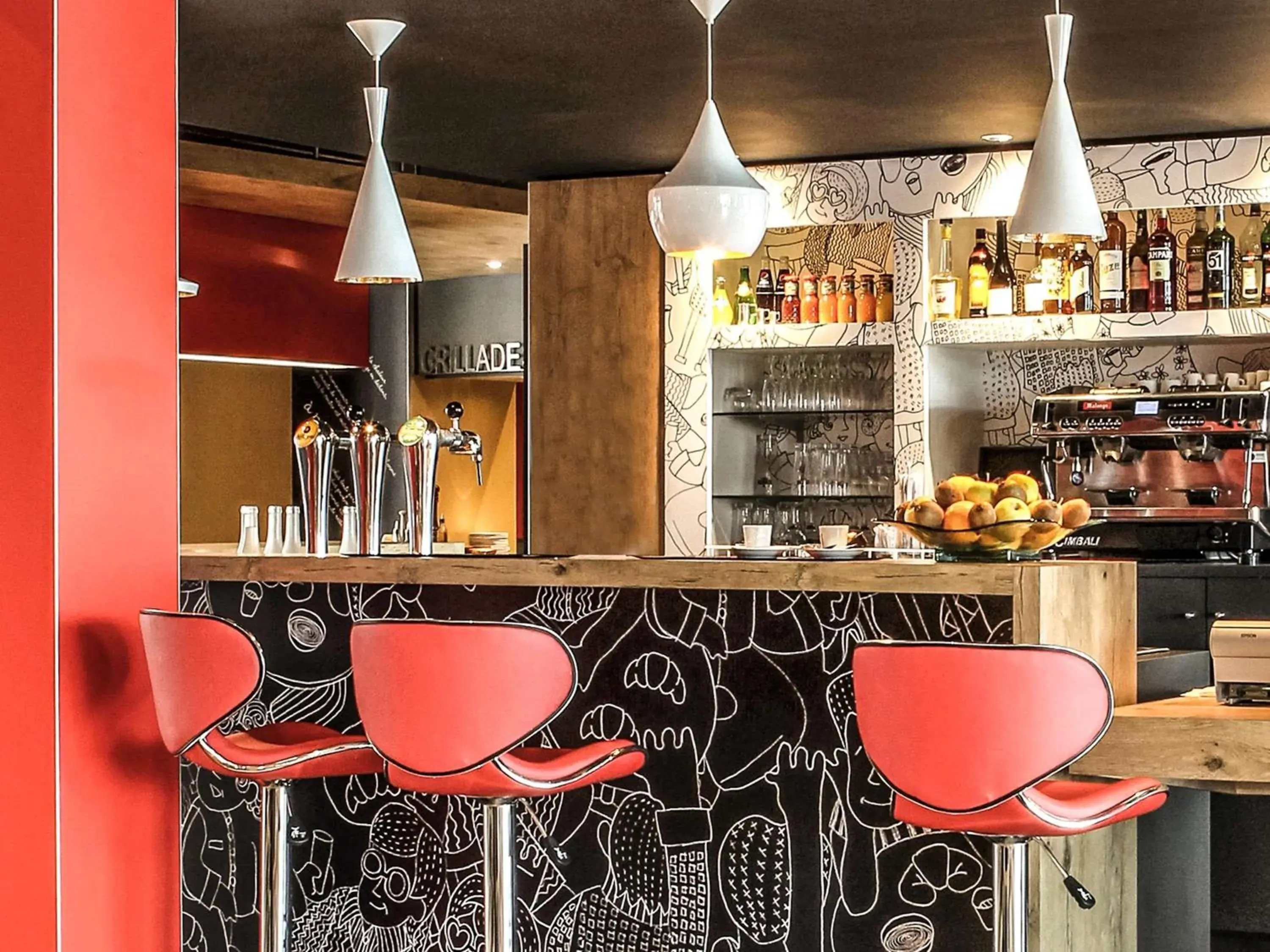 Lounge or bar in Ibis Saint-Genis-Pouilly Genève Lounge or bar in Ibis Saint-Genis-Pouilly Genève