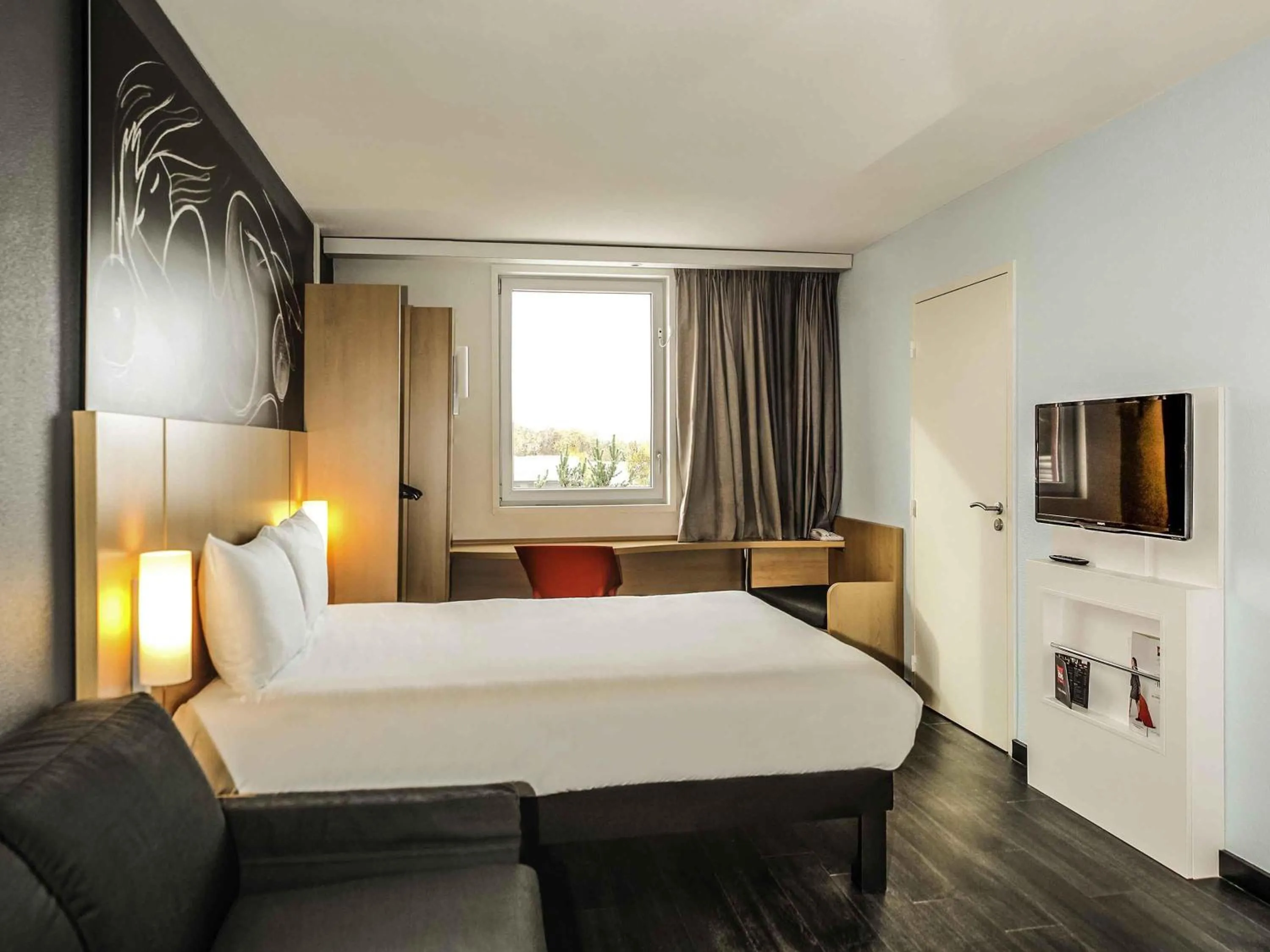 Bedroom, Bed in Ibis Saint-Genis-Pouilly Genève